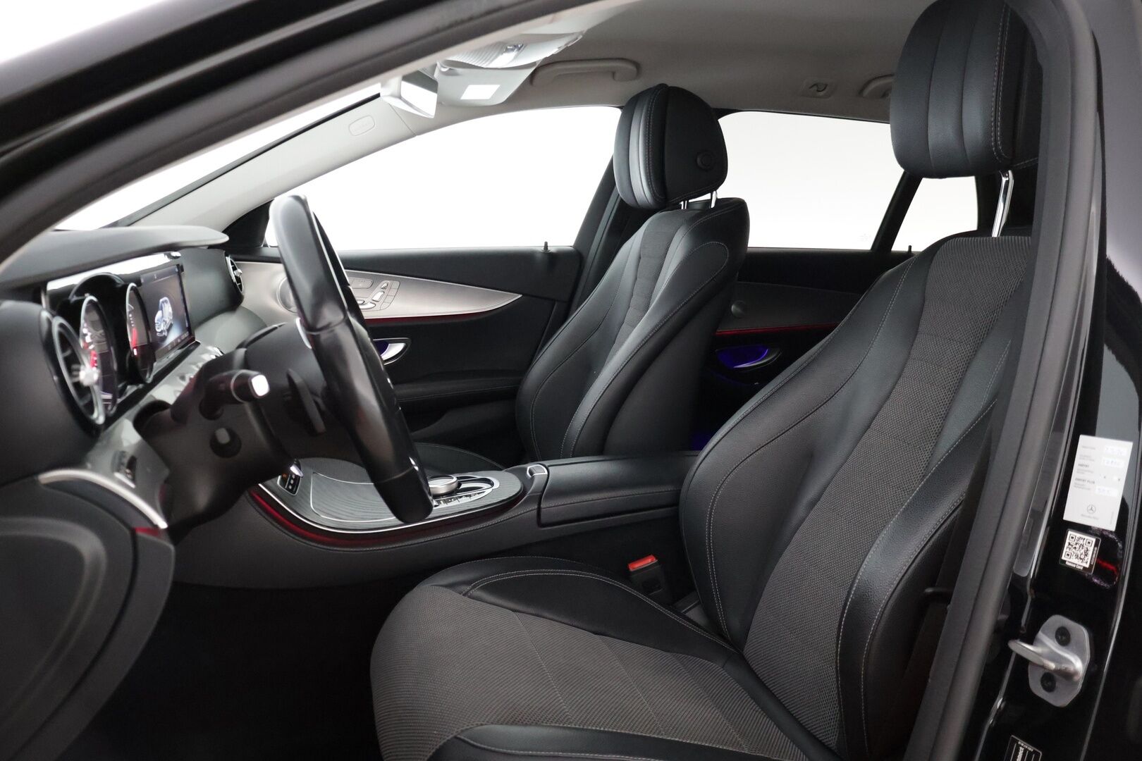 Mercedes-Benz E 2019 300 de T A Business Avantgarde EQ Power * DTR+ / 360 / Burmester / Hierovat sporttipenkit muistilla / Kessy / Ledit * - * Kovilla varusteilla, hyvin pidetty ja huollettu Johtotähti seuraavalle! Kaksilla asiallisilla renkailla ja vanteilla. Akun kuntotesti tehty! *