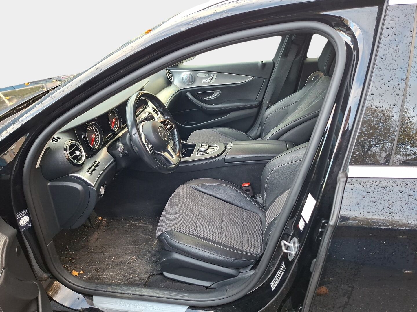 Mercedes-Benz E 2019 300 de T A Business Avantgarde EQ Power * DTR+ / 360 / Burmester / Hierovat sporttipenkit muistilla / Kessy / Ledit * - * Kovilla varusteilla, hyvin pidetty ja huollettu Johtotähti seuraavalle! Kaksilla asiallisilla renkailla ja vanteilla. Akun kuntotesti tehty! *