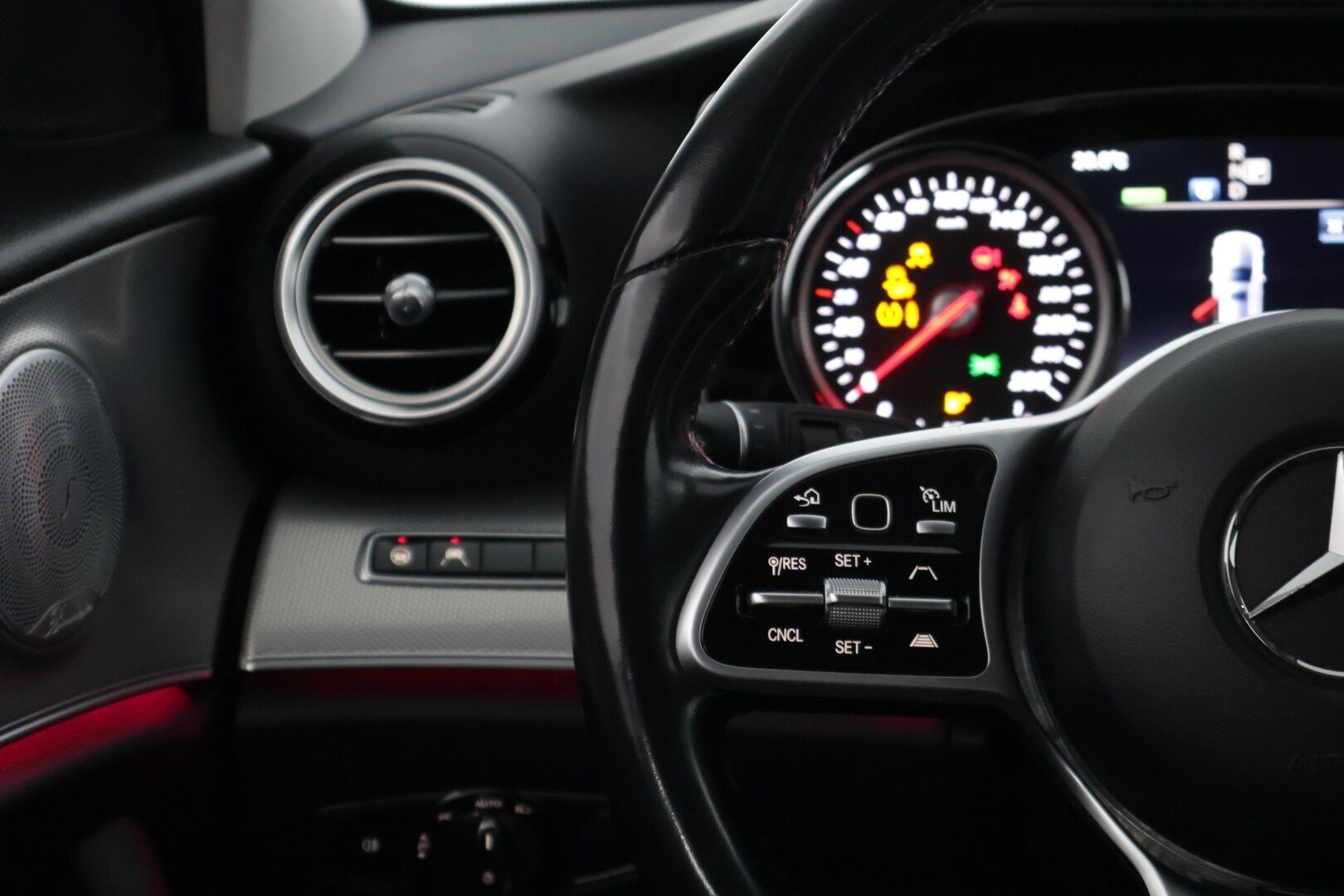 Mercedes-Benz E 2019 300 de T A Business Avantgarde EQ Power * DTR+ / 360 / Burmester / Hierovat sporttipenkit muistilla / Kessy / Ledit * - * Kovilla varusteilla, hyvin pidetty ja huollettu Johtotähti seuraavalle! Kaksilla asiallisilla renkailla ja vanteilla. Akun kuntotesti tehty! *