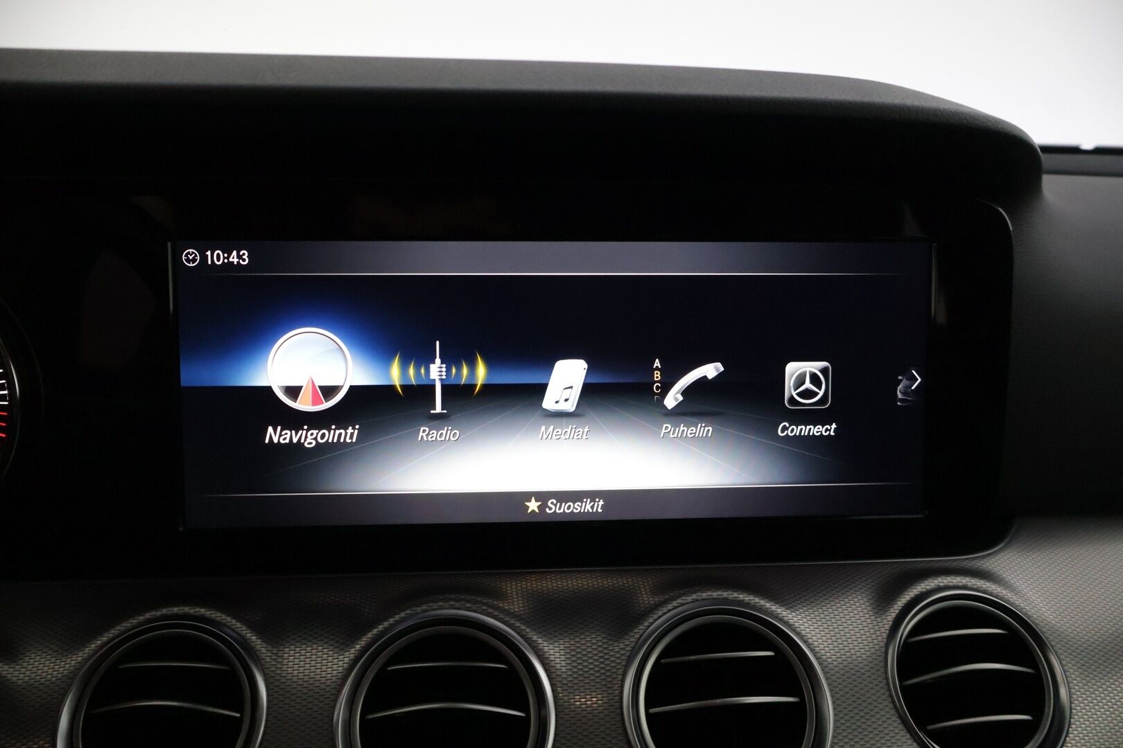 Mercedes-Benz E 2019 300 de T A Business Avantgarde EQ Power * DTR+ / 360 / Burmester / Hierovat sporttipenkit muistilla / Kessy / Ledit * - * Kovilla varusteilla, hyvin pidetty ja huollettu Johtotähti seuraavalle! Kaksilla asiallisilla renkailla ja vanteilla. Akun kuntotesti tehty! *