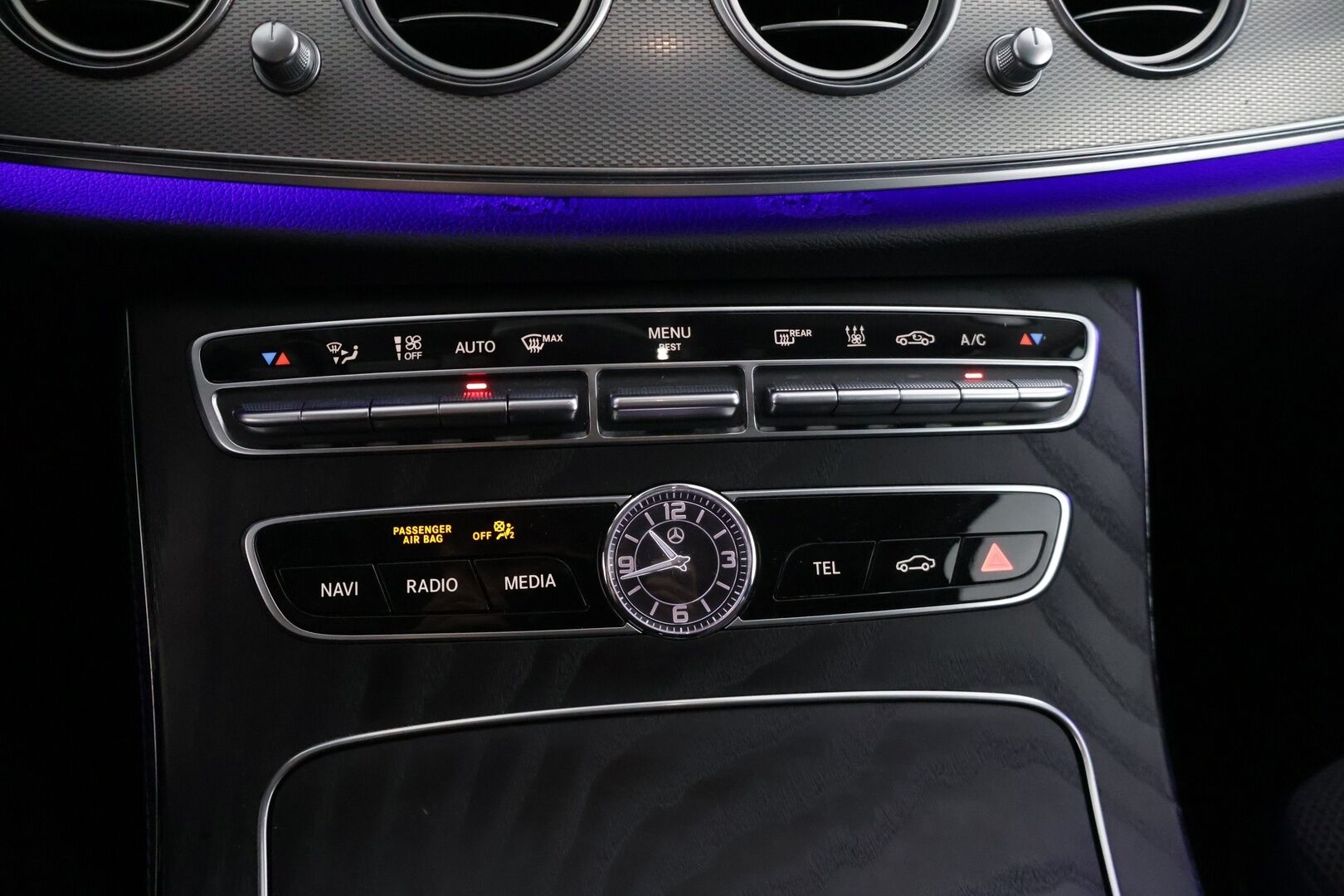 Mercedes-Benz E 2019 300 de T A Business Avantgarde EQ Power * DTR+ / 360 / Burmester / Hierovat sporttipenkit muistilla / Kessy / Ledit * - * Kovilla varusteilla, hyvin pidetty ja huollettu Johtotähti seuraavalle! Kaksilla asiallisilla renkailla ja vanteilla. Akun kuntotesti tehty! *