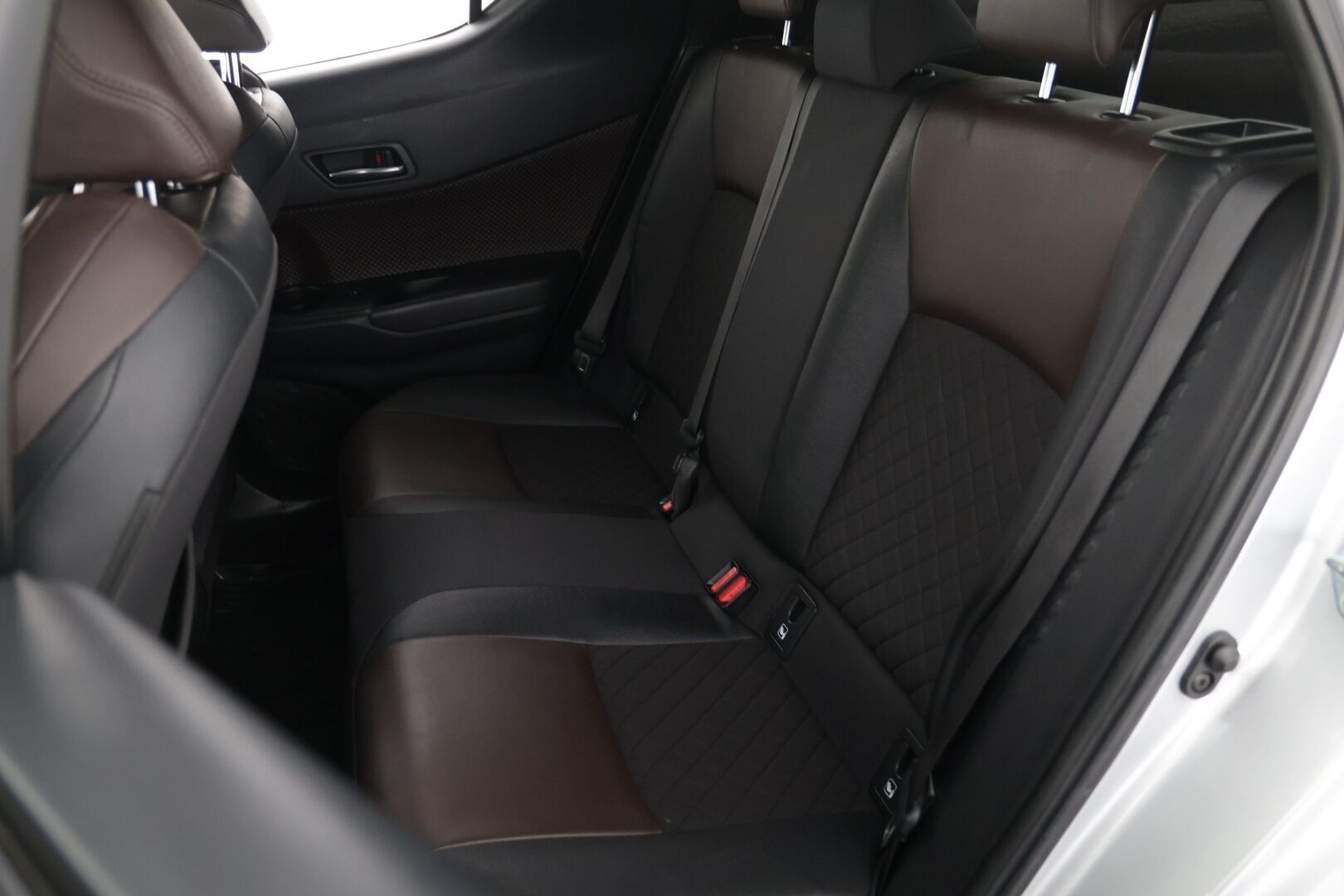 Toyota C-HR 2017 1,8 Hybrid Active - | P-kamera | Puolinahkasisusta | BSM | Keyless | Ledit | Kaistavahti | 2x Toyotan aluvanteet |