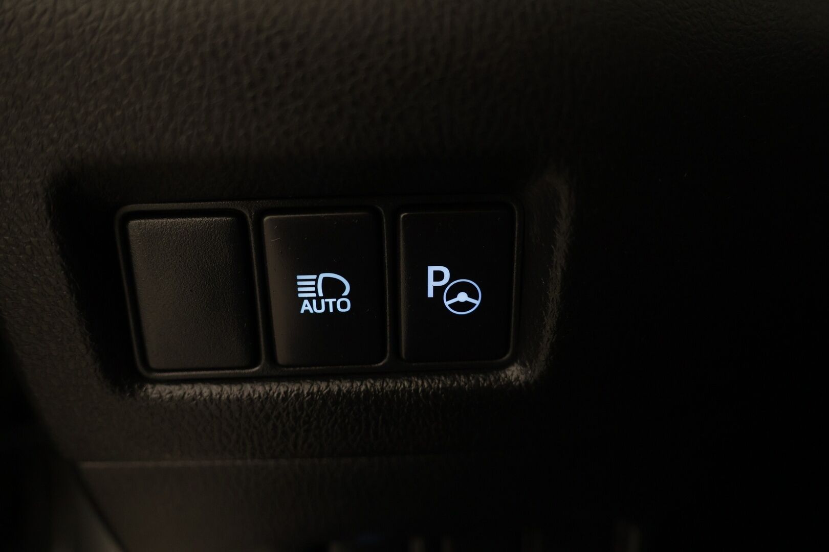Toyota C-HR 2017 1,8 Hybrid Active - | P-kamera | Puolinahkasisusta | BSM | Keyless | Ledit | Kaistavahti | 2x Toyotan aluvanteet |