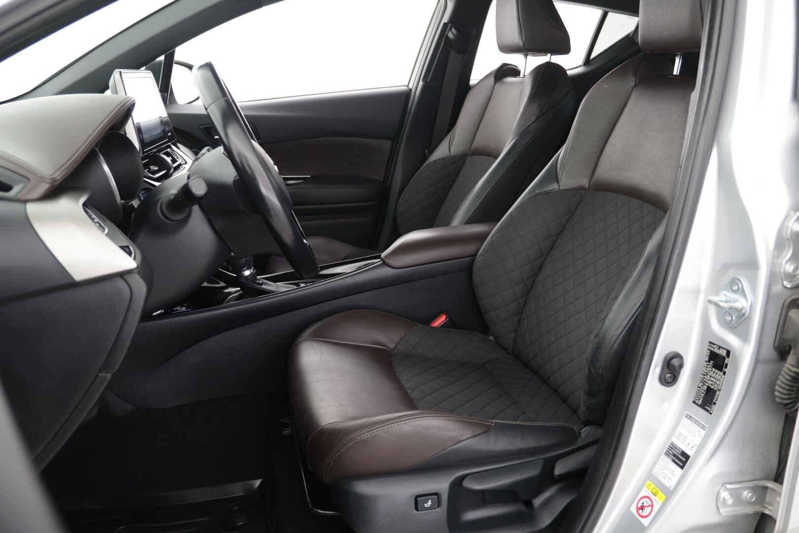 Toyota C-HR 2017 1,8 Hybrid Active - | P-kamera | Puolinahkasisusta | BSM | Keyless | Ledit | Kaistavahti | 2x Toyotan aluvanteet |