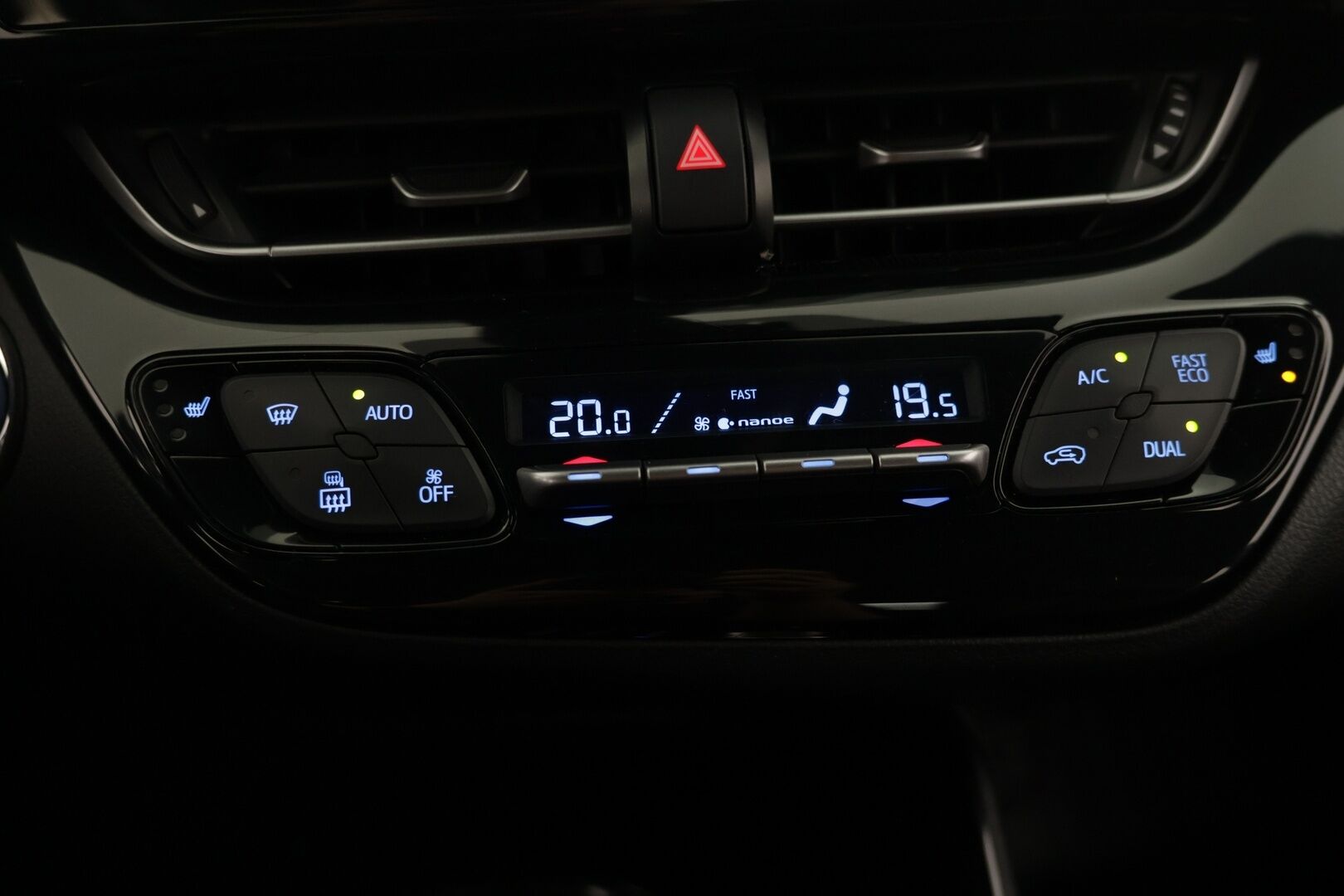 Toyota C-HR 2017 1,8 Hybrid Active - | P-kamera | Puolinahkasisusta | BSM | Keyless | Ledit | Kaistavahti | 2x Toyotan aluvanteet |