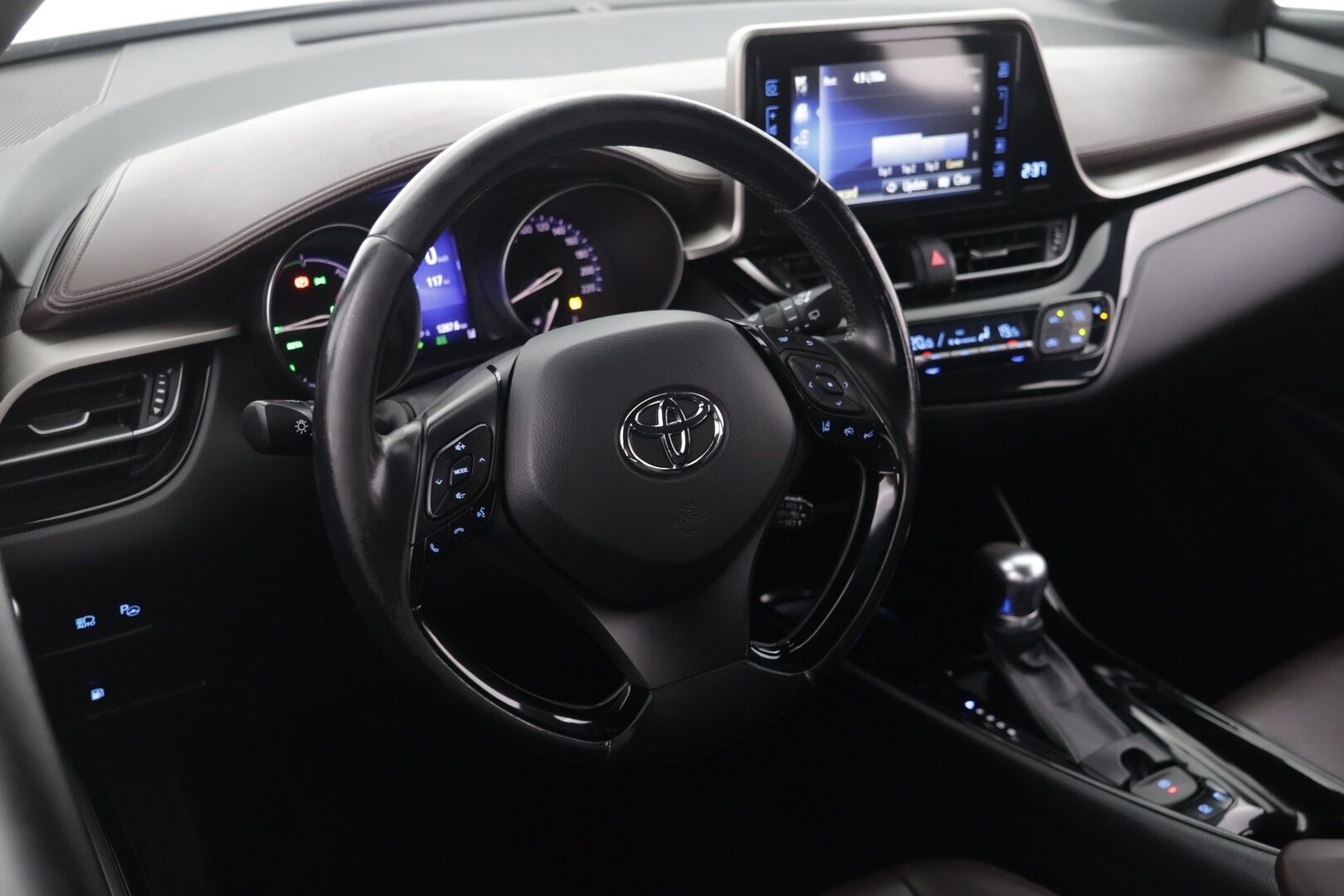 Toyota C-HR 2017 1,8 Hybrid Active - | P-kamera | Puolinahkasisusta | BSM | Keyless | Ledit | Kaistavahti | 2x Toyotan aluvanteet |