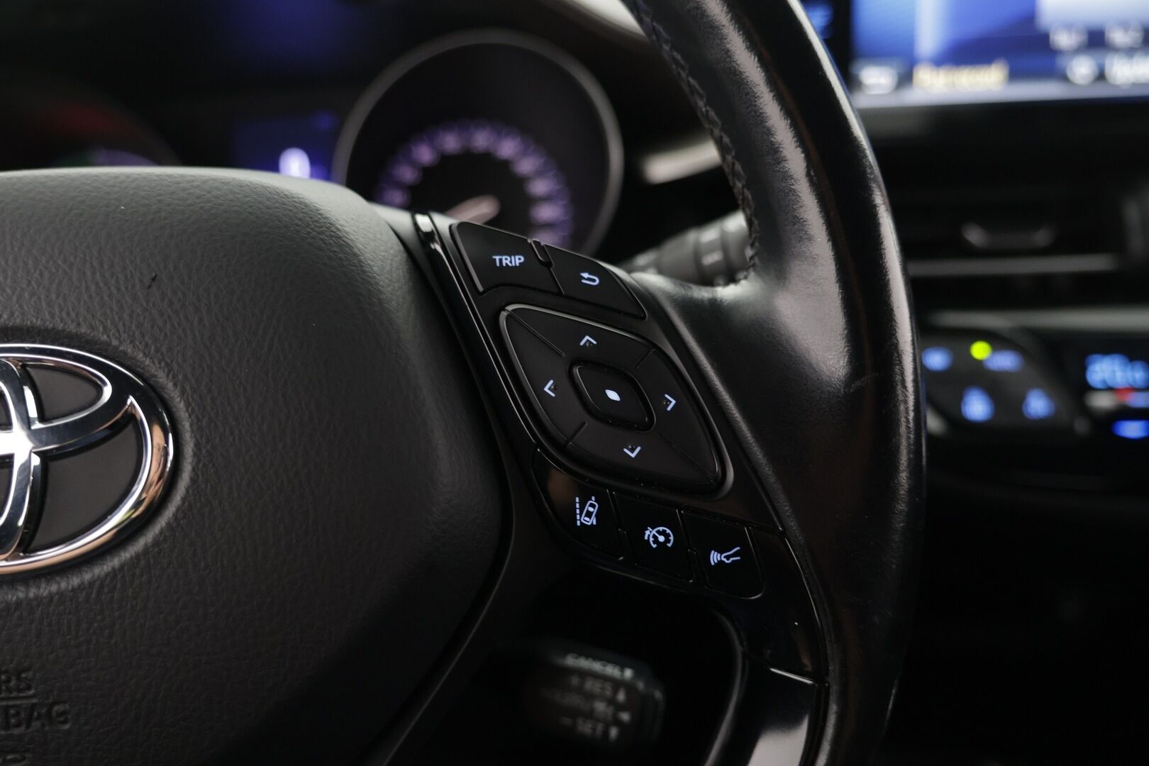 Toyota C-HR 2017 1,8 Hybrid Active - | P-kamera | Puolinahkasisusta | BSM | Keyless | Ledit | Kaistavahti | 2x Toyotan aluvanteet |