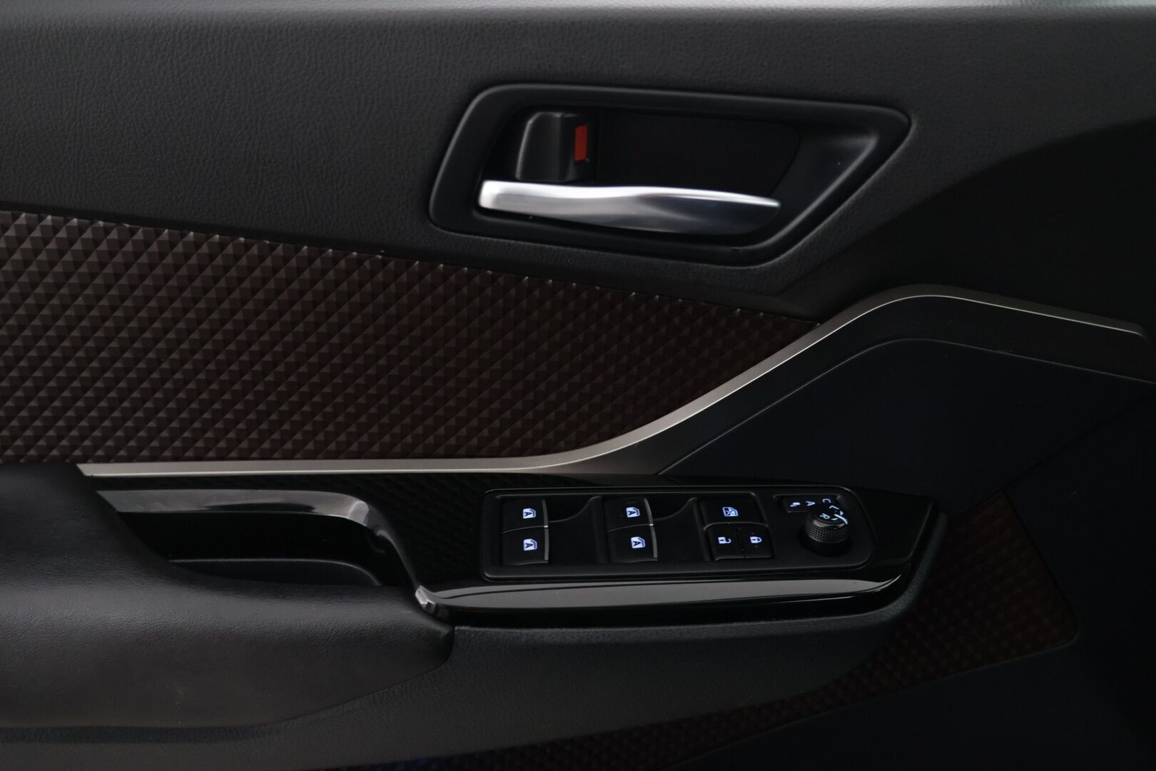 Toyota C-HR 2017 1,8 Hybrid Active - | P-kamera | Puolinahkasisusta | BSM | Keyless | Ledit | Kaistavahti | 2x Toyotan aluvanteet |