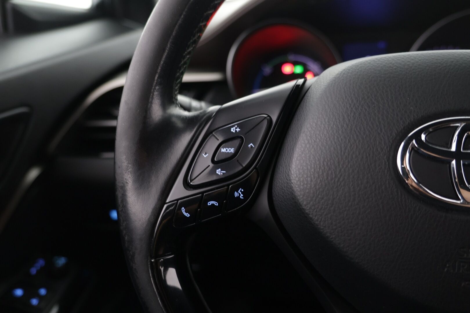 Toyota C-HR 2017 1,8 Hybrid Active - | P-kamera | Puolinahkasisusta | BSM | Keyless | Ledit | Kaistavahti | 2x Toyotan aluvanteet |
