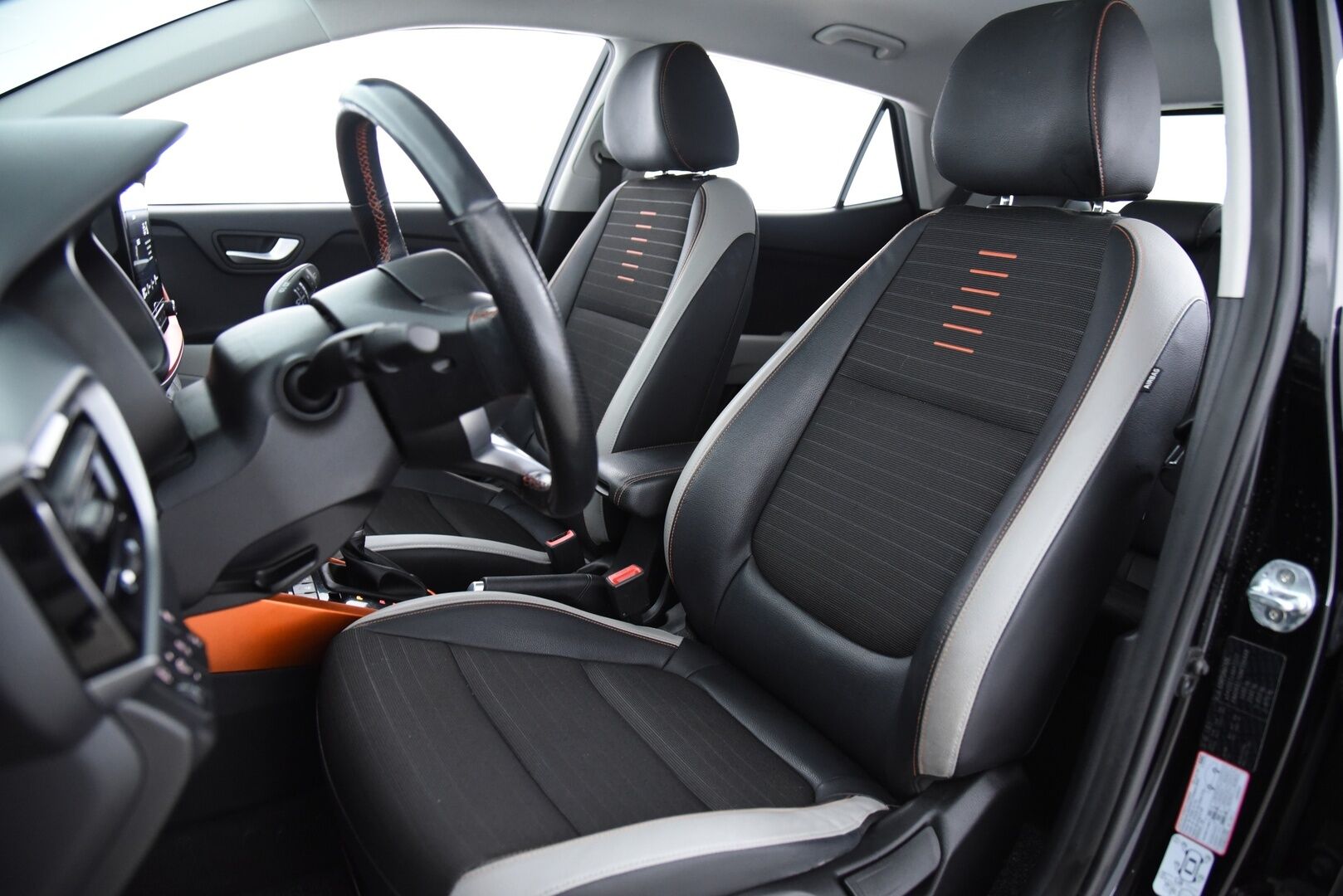 Kia Stonic 2021 1,0 T-GDI 100hv EX Design DCT / 1-om. Suomi-auto / Ratinlämmitin / LED / P. Kamera / Navi / - 2x renkaat&vanteet / Todella siisti! / Merkkihuollettu