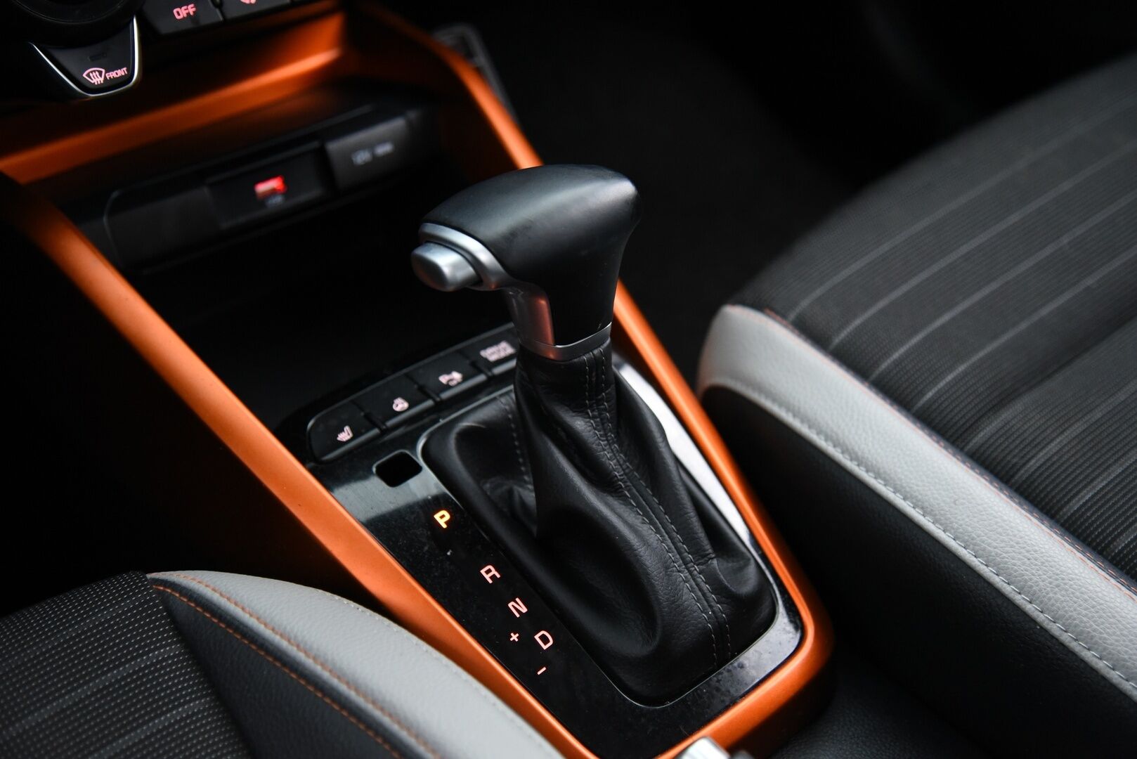 Kia Stonic 2021 1,0 T-GDI 100hv EX Design DCT / 1-om. Suomi-auto / Ratinlämmitin / LED / P. Kamera / Navi / - 2x renkaat&vanteet / Todella siisti! / Merkkihuollettu