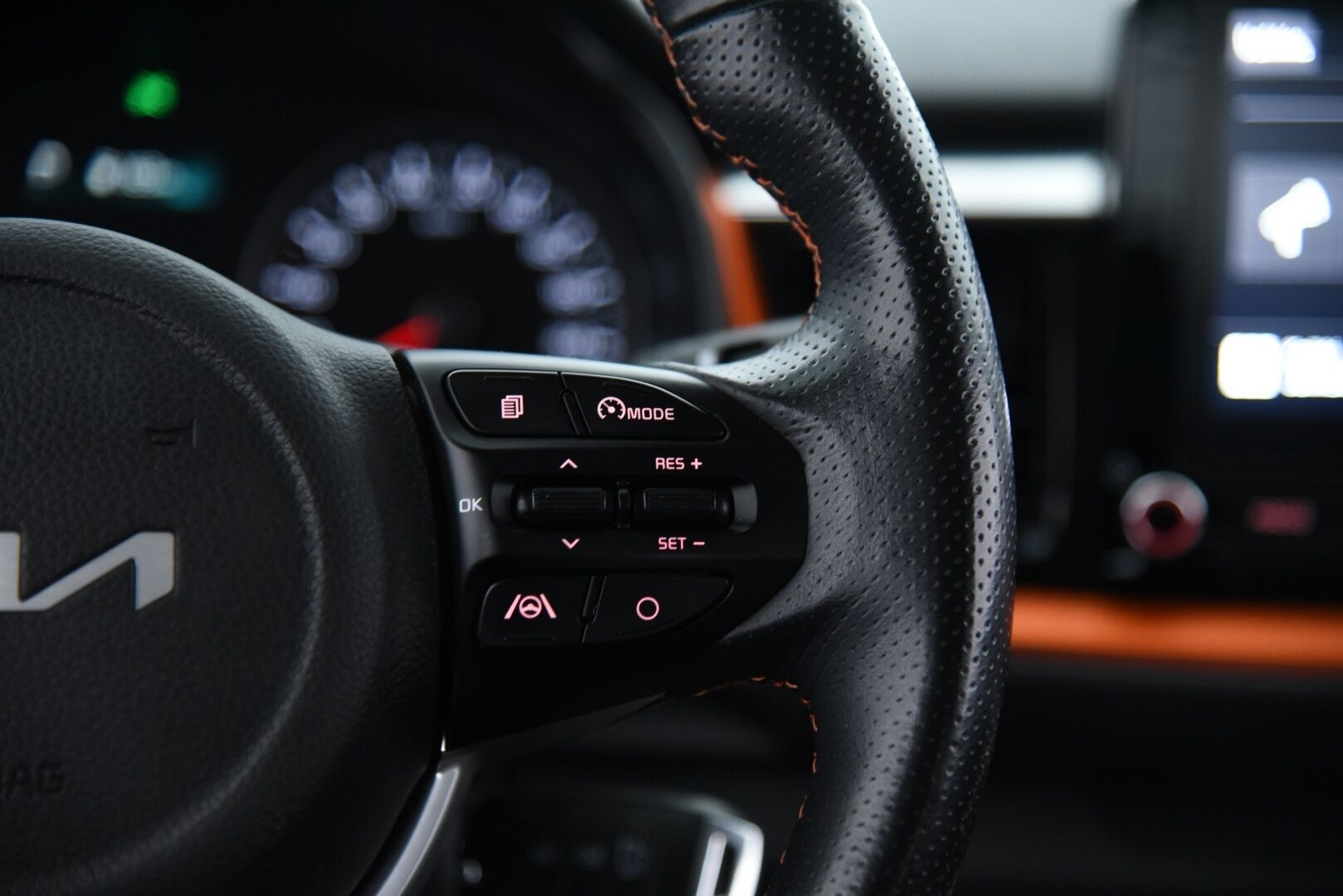 Kia Stonic 2021 1,0 T-GDI 100hv EX Design DCT / 1-om. Suomi-auto / Ratinlämmitin / LED / P. Kamera / Navi / - 2x renkaat&vanteet / Todella siisti! / Merkkihuollettu