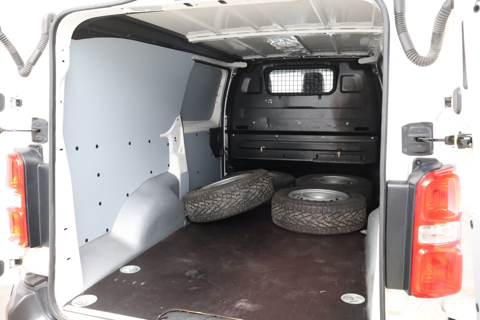 Toyota Proace 2021 L2 2,0 D 120 4x4 5-ovinen - ALV / Suomiauto / Webasto / Vetokoukku / Peruutuskamera / BLIS / Navigointi / Vakkari / Neliveto!
