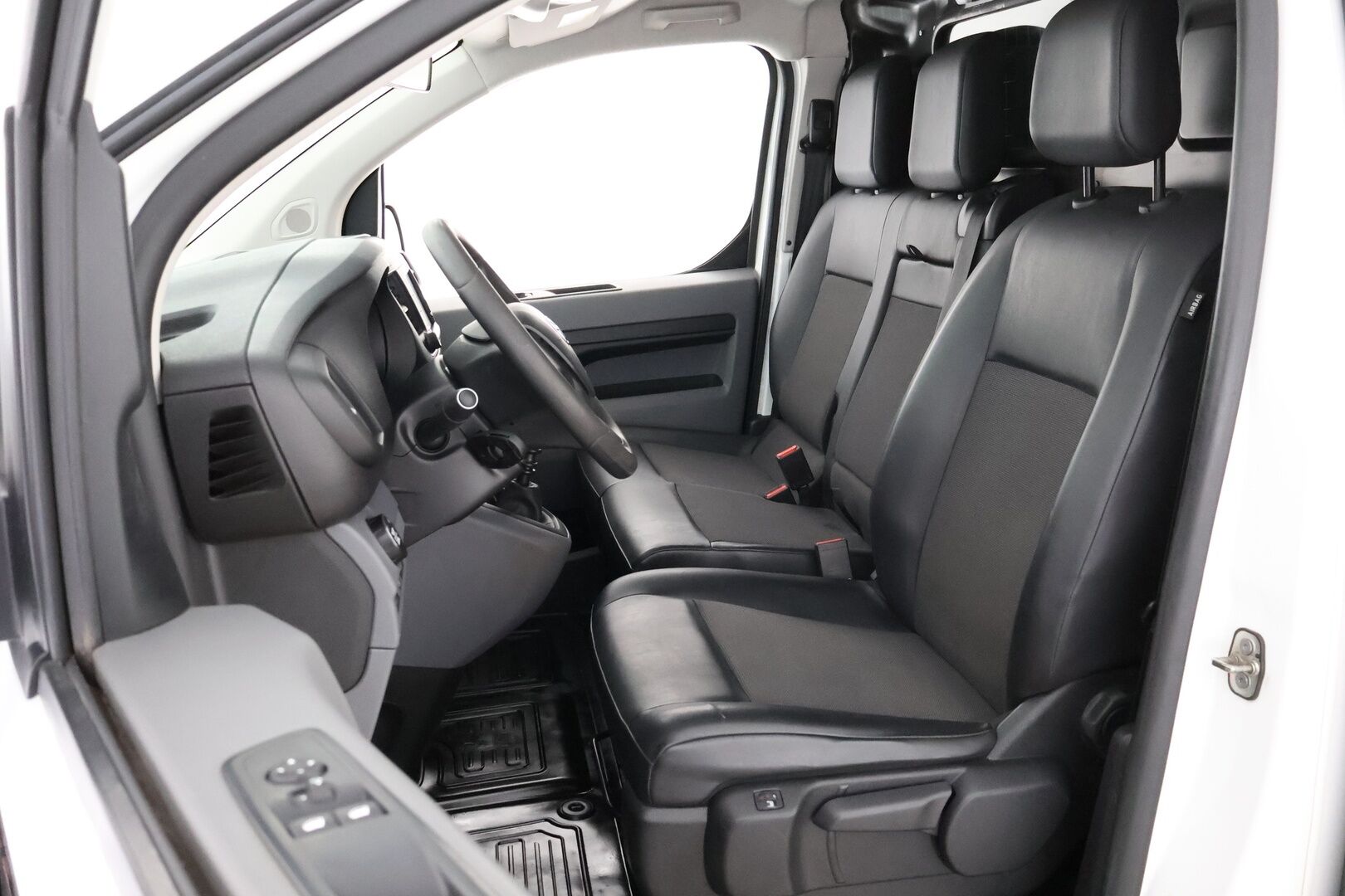 Toyota Proace 2021 L2 2,0 D 120 4x4 5-ovinen - ALV / Suomiauto / Webasto / Vetokoukku / Peruutuskamera / BLIS / Navigointi / Vakkari / Neliveto!