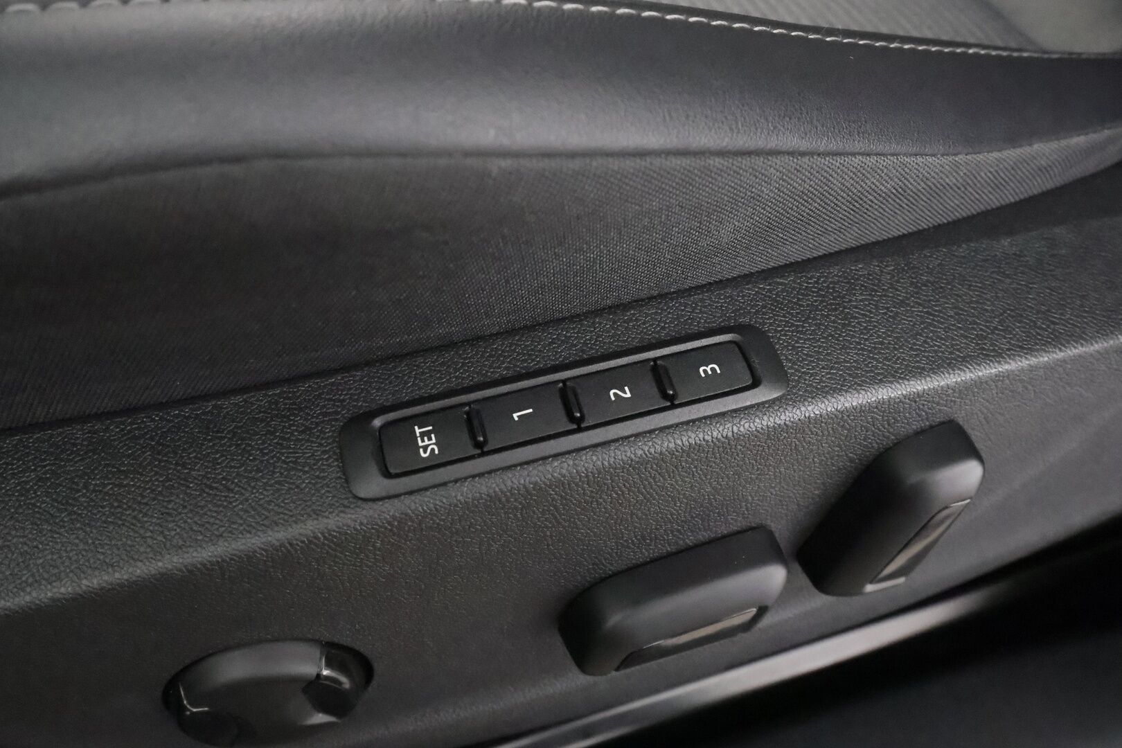 Skoda Enyaq 2022 60 Launch Edition iV * ILP / ACC / Matrix-LED /  P.Kamera / Muistipenkki / Keyless / Navi * - 1.Om suomi-auto / Merkkihuollettu / Kahdet Renkaat - HULLUT JOULUT KORKOTARJOUS 2,49% 