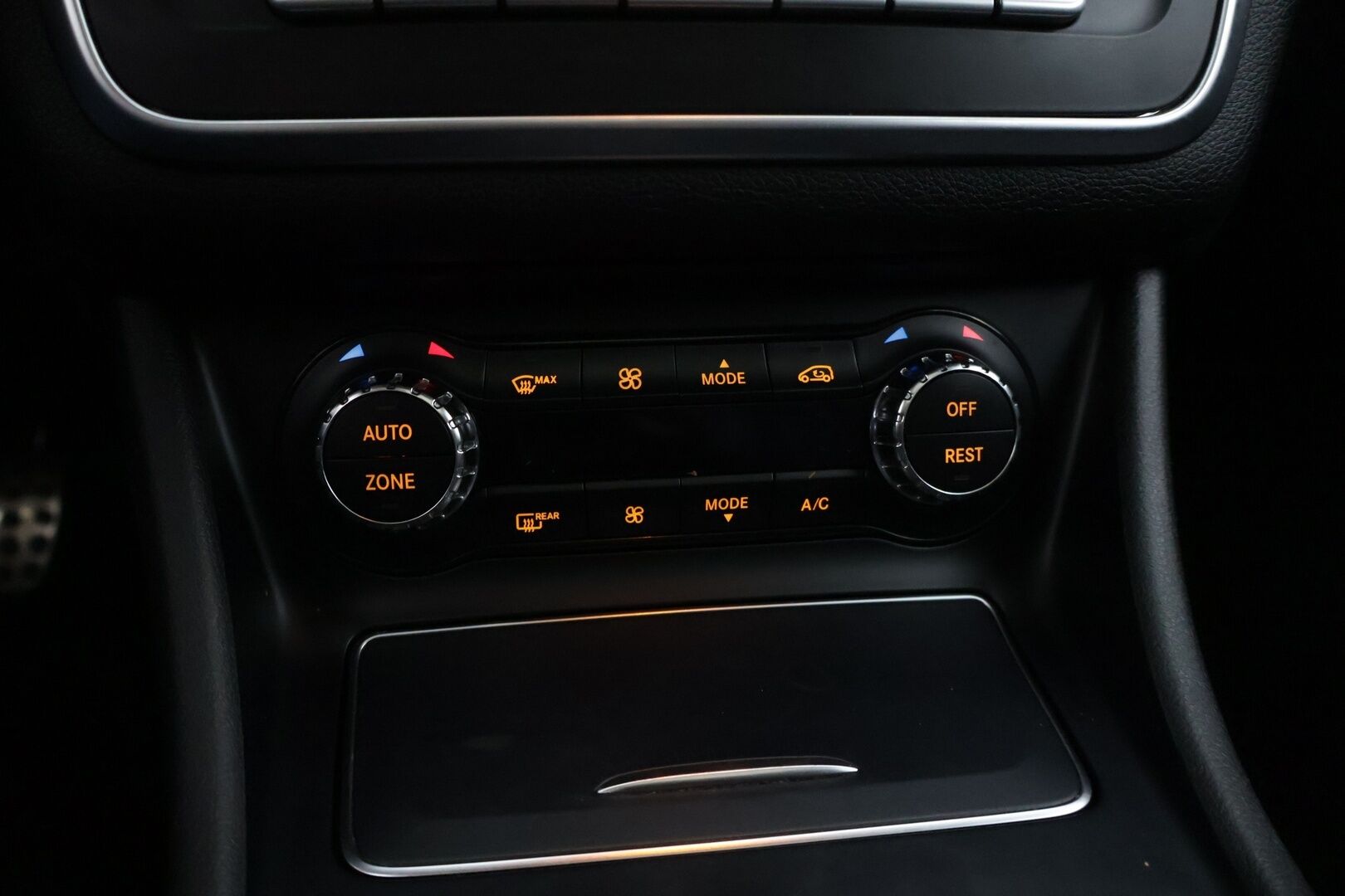 Mercedes-Benz CLA 2017 220 d 4Matic A Shooting Brake Business AMG * Panorama / Peruutuskamera / Nahkapenkit / Blis / Keyless / LED * - * Todella näyttävä AMG paketilla oleva Facelift mallin neliveto CLA!  *