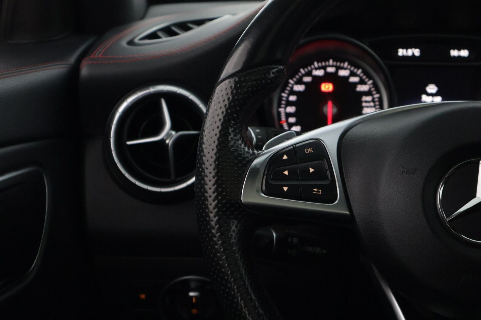 Mercedes-Benz CLA 2017 220 d 4Matic A Shooting Brake Business AMG * Panorama / Peruutuskamera / Nahkapenkit / Blis / Keyless / LED * - * Todella näyttävä AMG paketilla oleva Facelift mallin neliveto CLA!  *