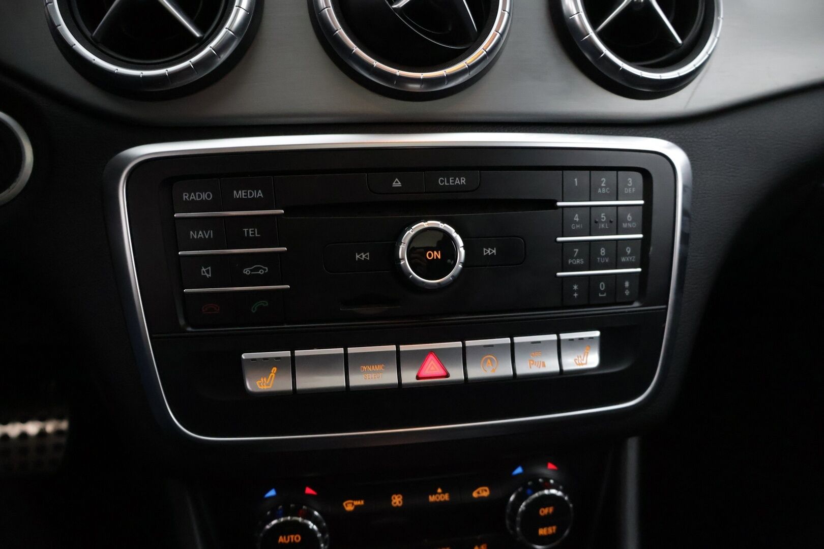 Mercedes-Benz CLA 2017 220 d 4Matic A Shooting Brake Business AMG * Panorama / Peruutuskamera / Nahkapenkit / Blis / Keyless / ILS-LED * - * Todella näyttävä AMG paketilla oleva Facelift mallin neliveto CLA! / Uudet talvirenkaat *