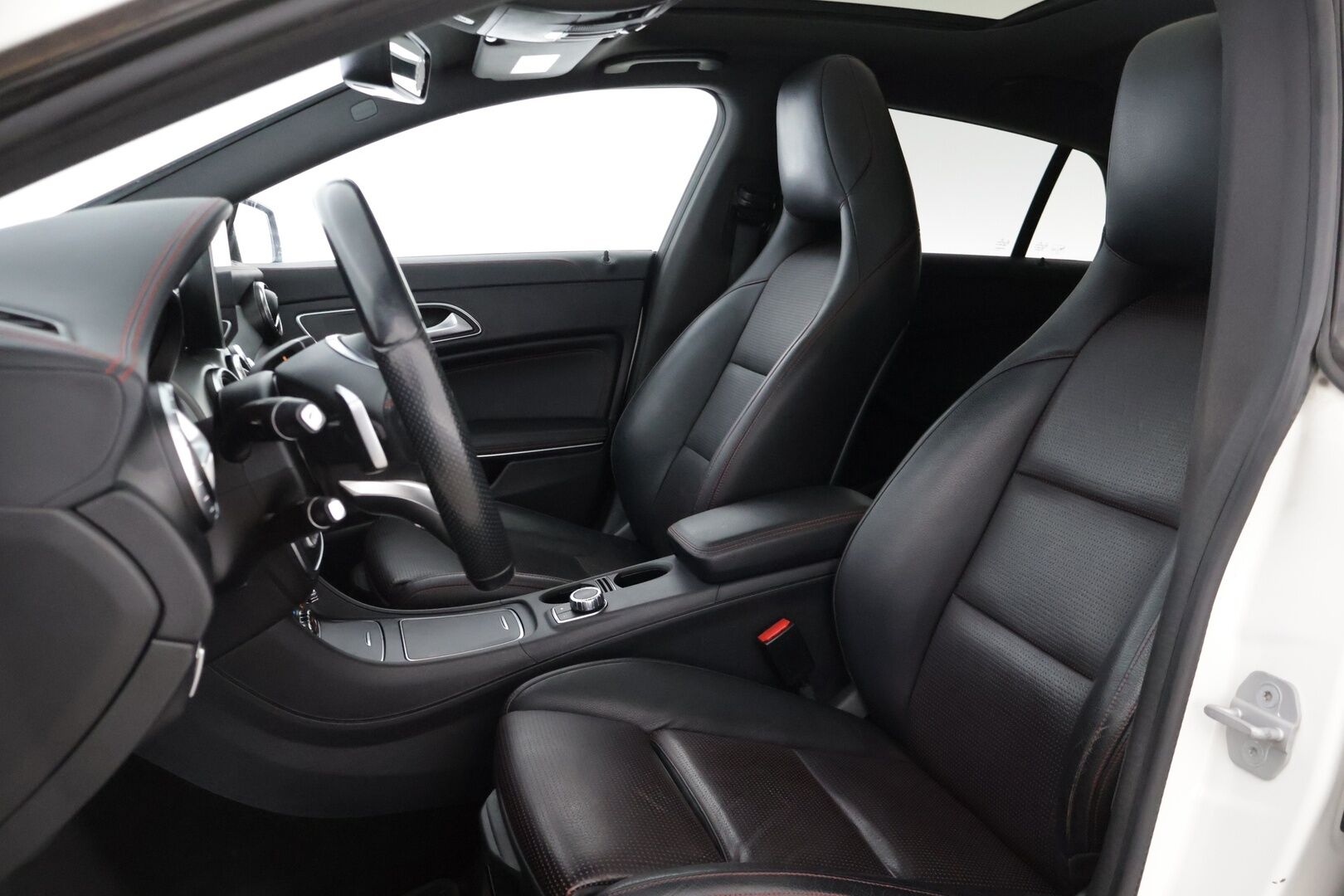 Mercedes-Benz CLA 2017 220 d 4Matic A Shooting Brake Business AMG * Panorama / Peruutuskamera / Nahkapenkit / Blis / Keyless / LED * - * Todella näyttävä AMG paketilla oleva Facelift mallin neliveto CLA!  *