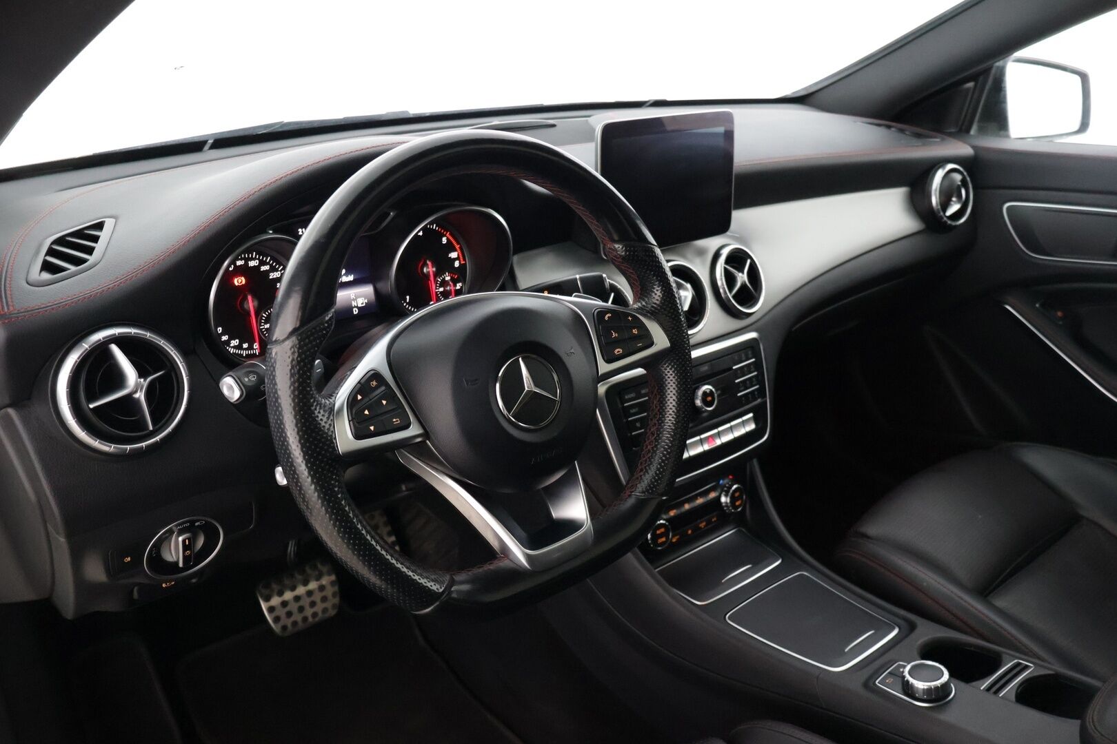 Mercedes-Benz CLA 2017 220 d 4Matic A Shooting Brake Business AMG * Panorama / Peruutuskamera / Nahkapenkit / Blis / Keyless / LED * - * Todella näyttävä AMG paketilla oleva Facelift mallin neliveto CLA!  *