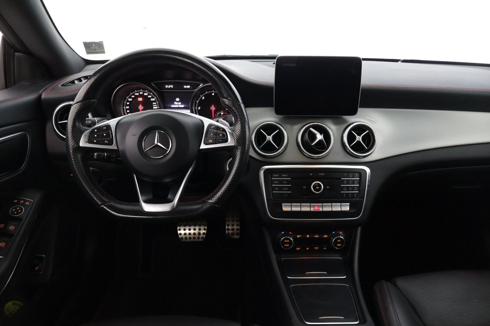 Mercedes-Benz CLA 2017 220 d 4Matic A Shooting Brake Business AMG * Panorama / Peruutuskamera / Nahkapenkit / Blis / Keyless / LED * - * Todella näyttävä AMG paketilla oleva Facelift mallin neliveto CLA!  *