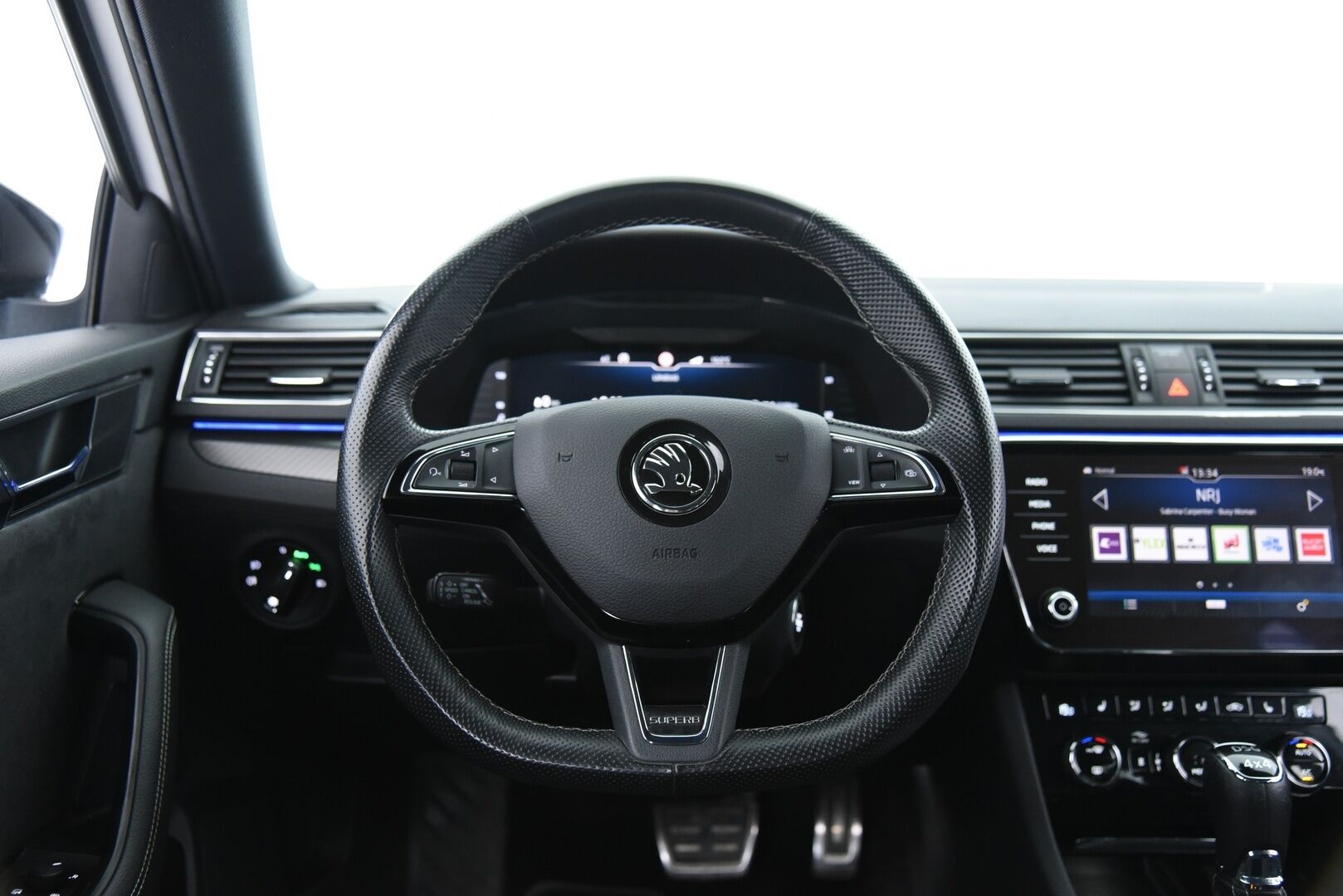 Skoda Superb 2020 2,0 TDI 140kw Sportline 4x4 DSG Autom. Adapt.Vakkari / Digimittaristo / Peruutuskamera / KeylessGo - Tehokas Neliveto Vetokoukulla! / Kahdet Skodan aluvanteet 