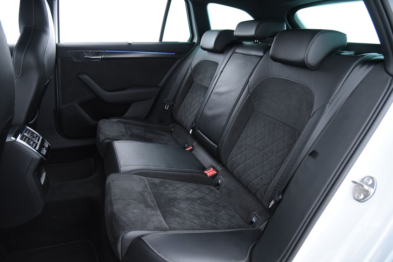 Skoda Superb 2020 2,0 TDI 140kw Sportline 4x4 DSG Autom. Adapt.Vakkari / Digimittaristo / Peruutuskamera / KeylessGo - Tehokas Neliveto Vetokoukulla! / Kahdet Skodan aluvanteet 