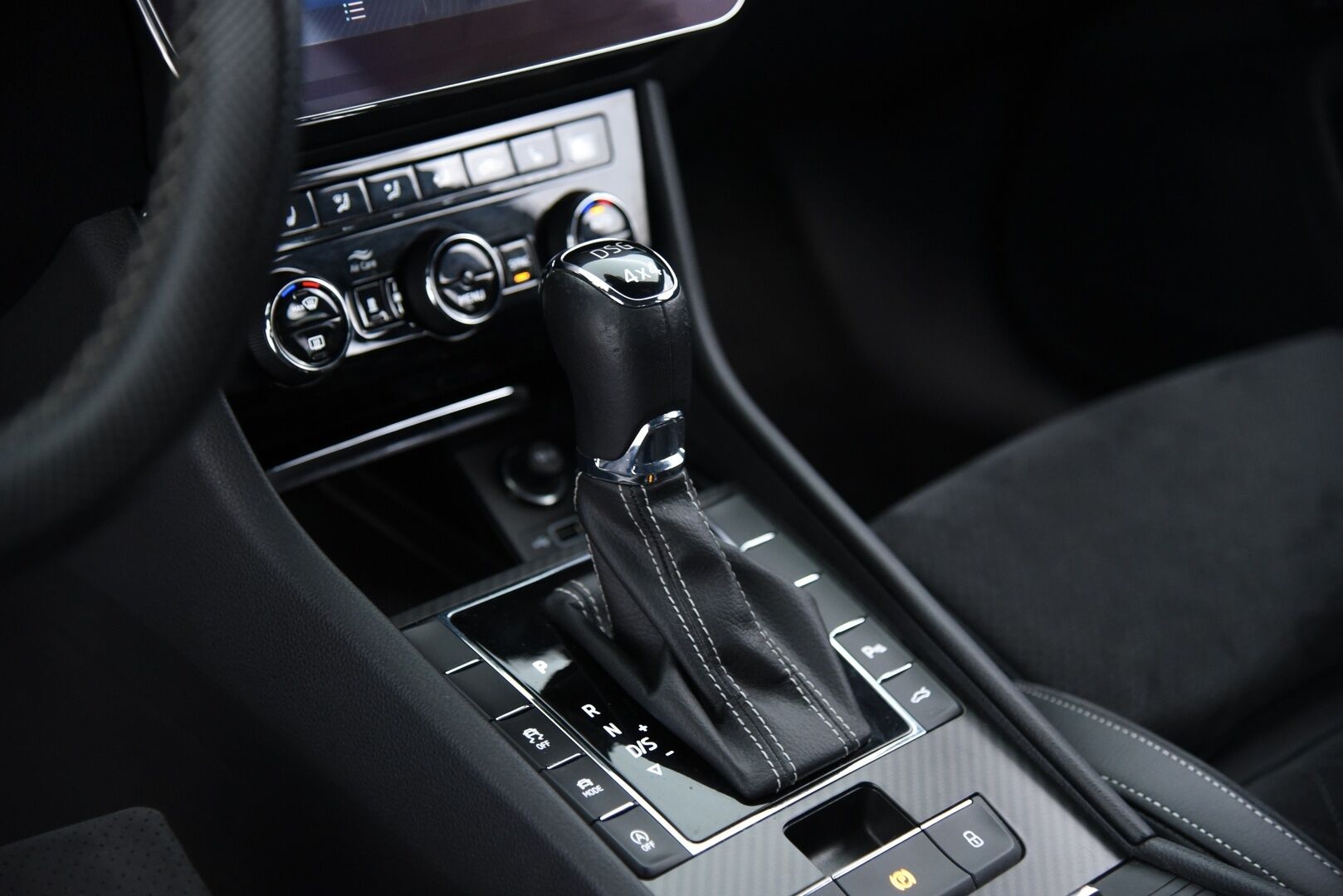 Skoda Superb 2020 2,0 TDI 140kw Sportline 4x4 DSG Autom. Adapt.Vakkari / Digimittaristo / Peruutuskamera / KeylessGo - Tehokas Neliveto Vetokoukulla! / Kahdet Skodan aluvanteet 