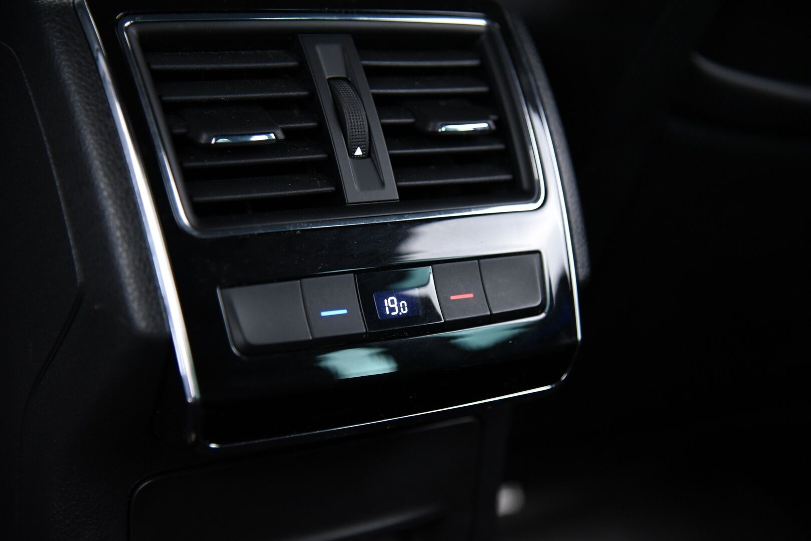 Skoda Superb 2020 2,0 TDI 140kw Sportline 4x4 DSG Autom. Adapt.Vakkari / Digimittaristo / Peruutuskamera / KeylessGo - Tehokas Neliveto Vetokoukulla! / Kahdet Skodan aluvanteet 