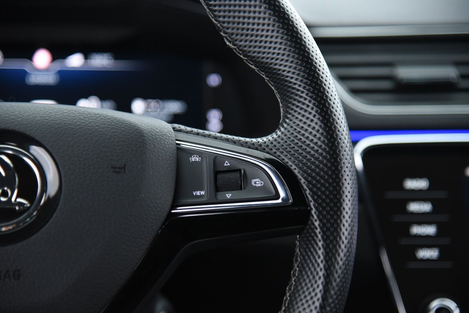 Skoda Superb 2020 2,0 TDI 140kw Sportline 4x4 DSG Autom. Adapt.Vakkari / Digimittaristo / Peruutuskamera / KeylessGo - Tehokas Neliveto Vetokoukulla! / Kahdet Skodan aluvanteet 