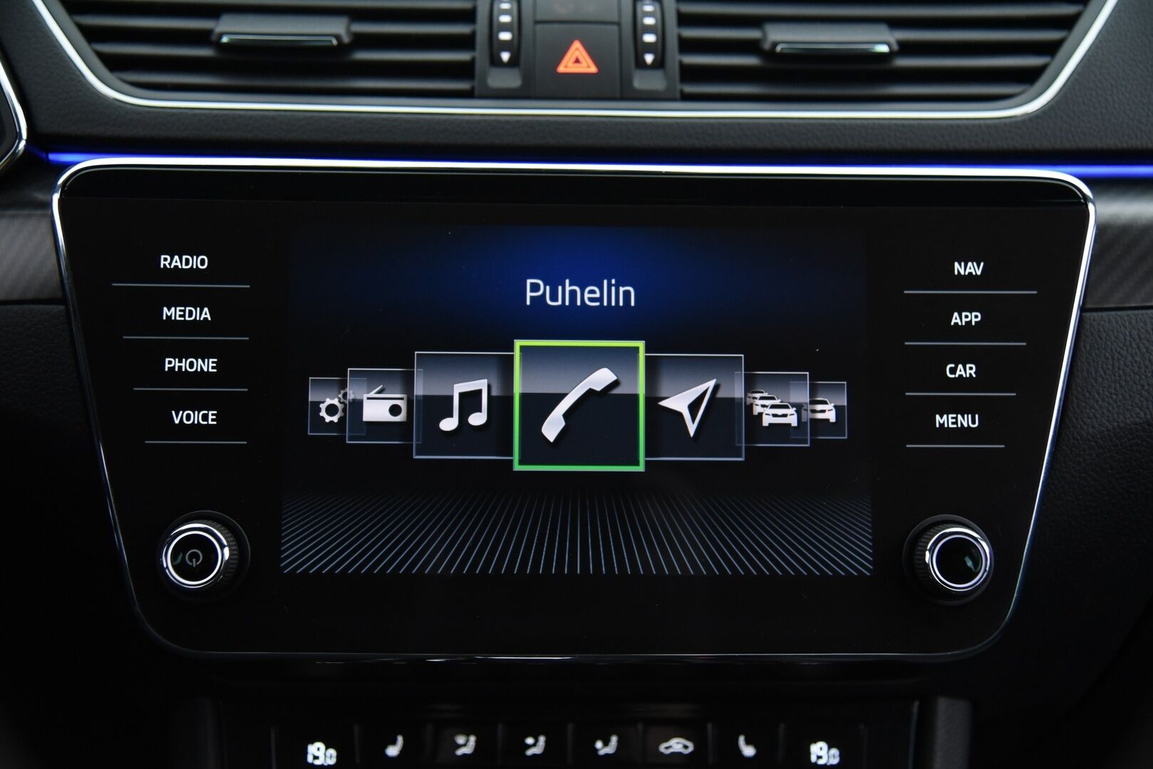 Skoda Superb 2020 2,0 TDI 140kw Sportline 4x4 DSG Autom. Adapt.Vakkari / Digimittaristo / Peruutuskamera / KeylessGo - Tehokas Neliveto Vetokoukulla! / Kahdet Skodan aluvanteet 