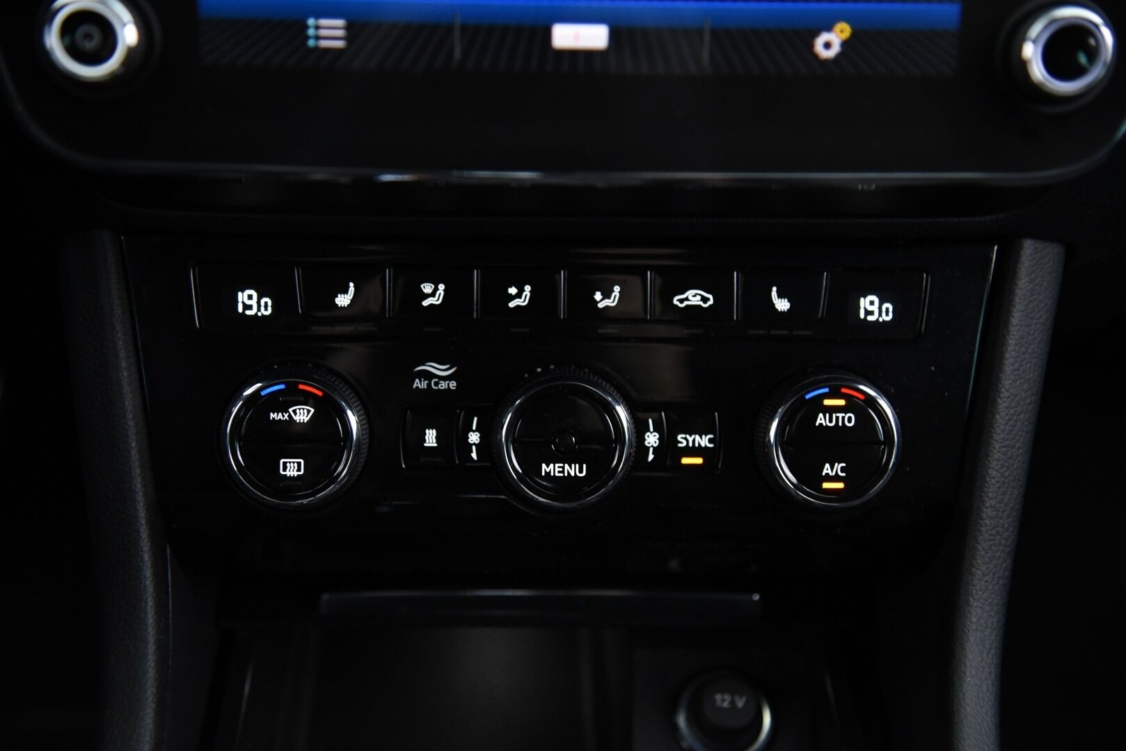Skoda Superb 2020 2,0 TDI 140kw Sportline 4x4 DSG Autom. Adapt.Vakkari / Digimittaristo / Peruutuskamera / KeylessGo - Tehokas Neliveto Vetokoukulla! / Kahdet Skodan aluvanteet 