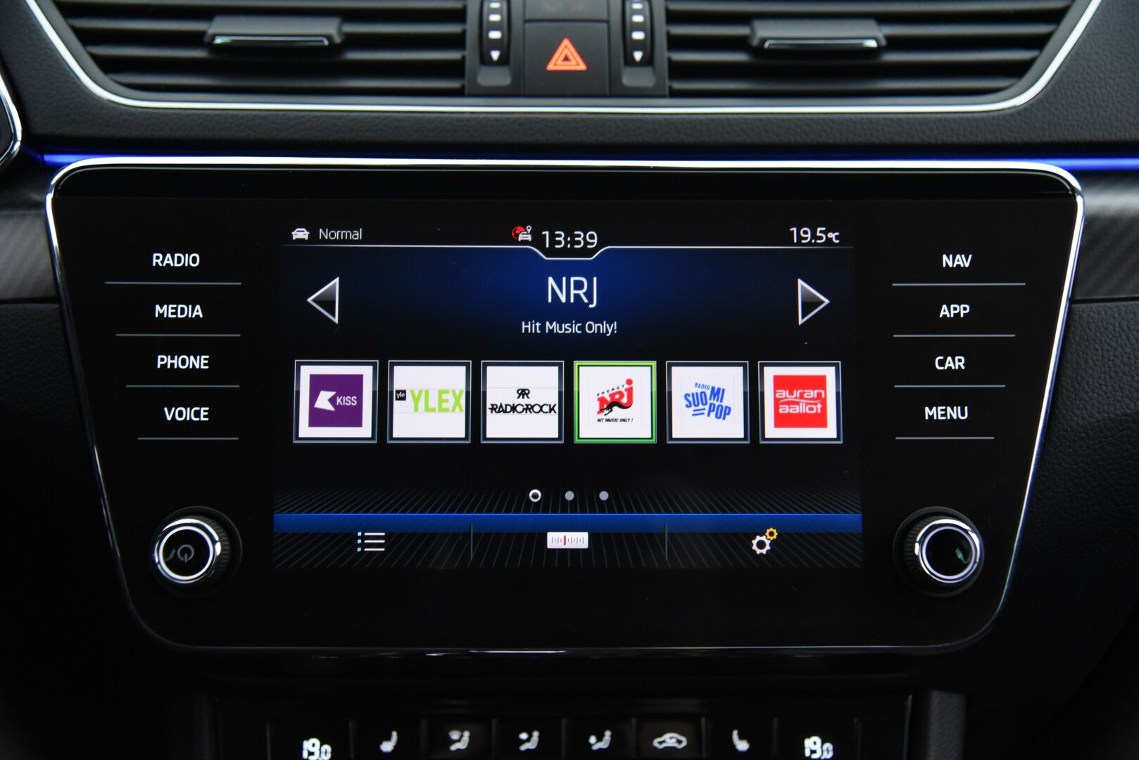 Skoda Superb 2020 2,0 TDI 140kw Sportline 4x4 DSG Autom. Adapt.Vakkari / Digimittaristo / Peruutuskamera / KeylessGo - Tehokas Neliveto Vetokoukulla! / Kahdet Skodan aluvanteet 