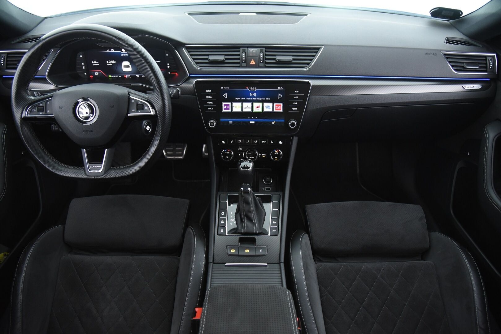 Skoda Superb 2020 2,0 TDI 140kw Sportline 4x4 DSG Autom. Adapt.Vakkari / Digimittaristo / Peruutuskamera / KeylessGo - Tehokas Neliveto Vetokoukulla! / Kahdet Skodan aluvanteet 