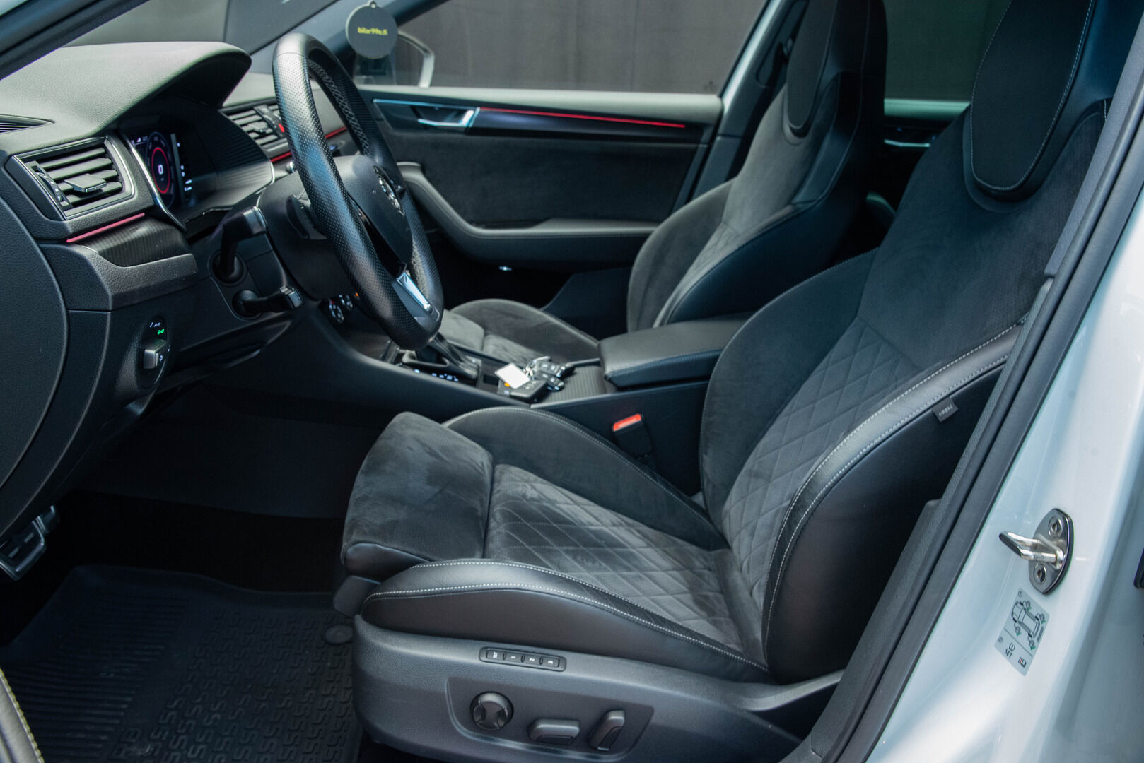Skoda Superb 2020 2,0 TDI 140kw Sportline 4x4 DSG Autom. Adapt.Vakkari / Digimittaristo / Peruutuskamera / KeylessGo - Tehokas Neliveto Vetokoukulla!