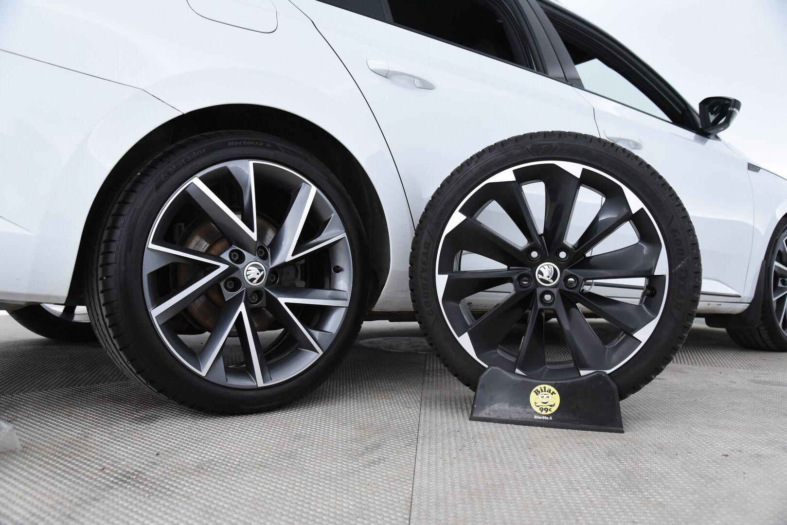 Skoda Superb 2020 2,0 TDI 140kw Sportline 4x4 DSG Autom. Adapt.Vakkari / Digimittaristo / Peruutuskamera / KeylessGo - Tehokas Neliveto Vetokoukulla! / Kahdet Skodan aluvanteet 