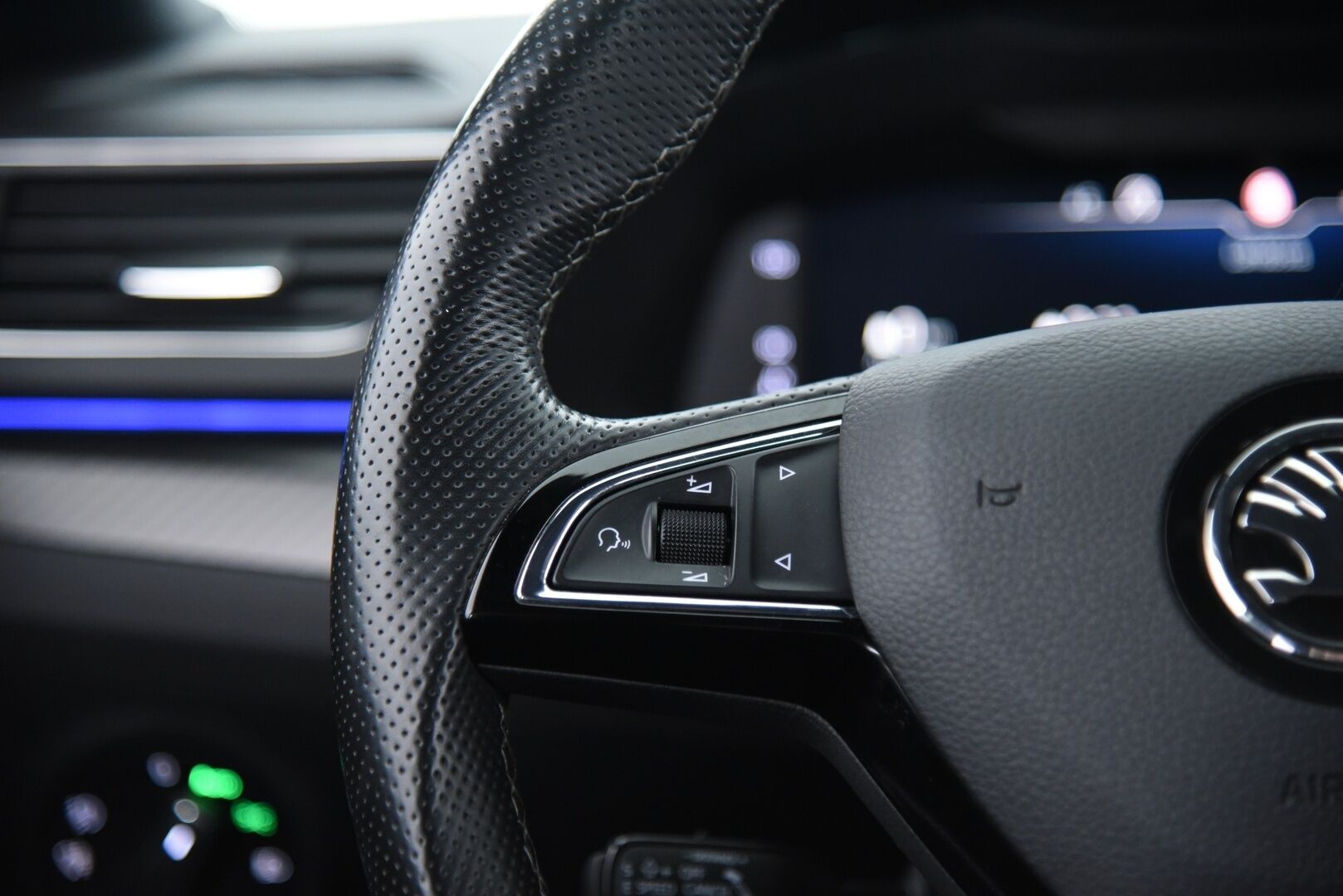 Skoda Superb 2020 2,0 TDI 140kw Sportline 4x4 DSG Autom. Adapt.Vakkari / Digimittaristo / Peruutuskamera / KeylessGo - Tehokas Neliveto Vetokoukulla! / Kahdet Skodan aluvanteet 