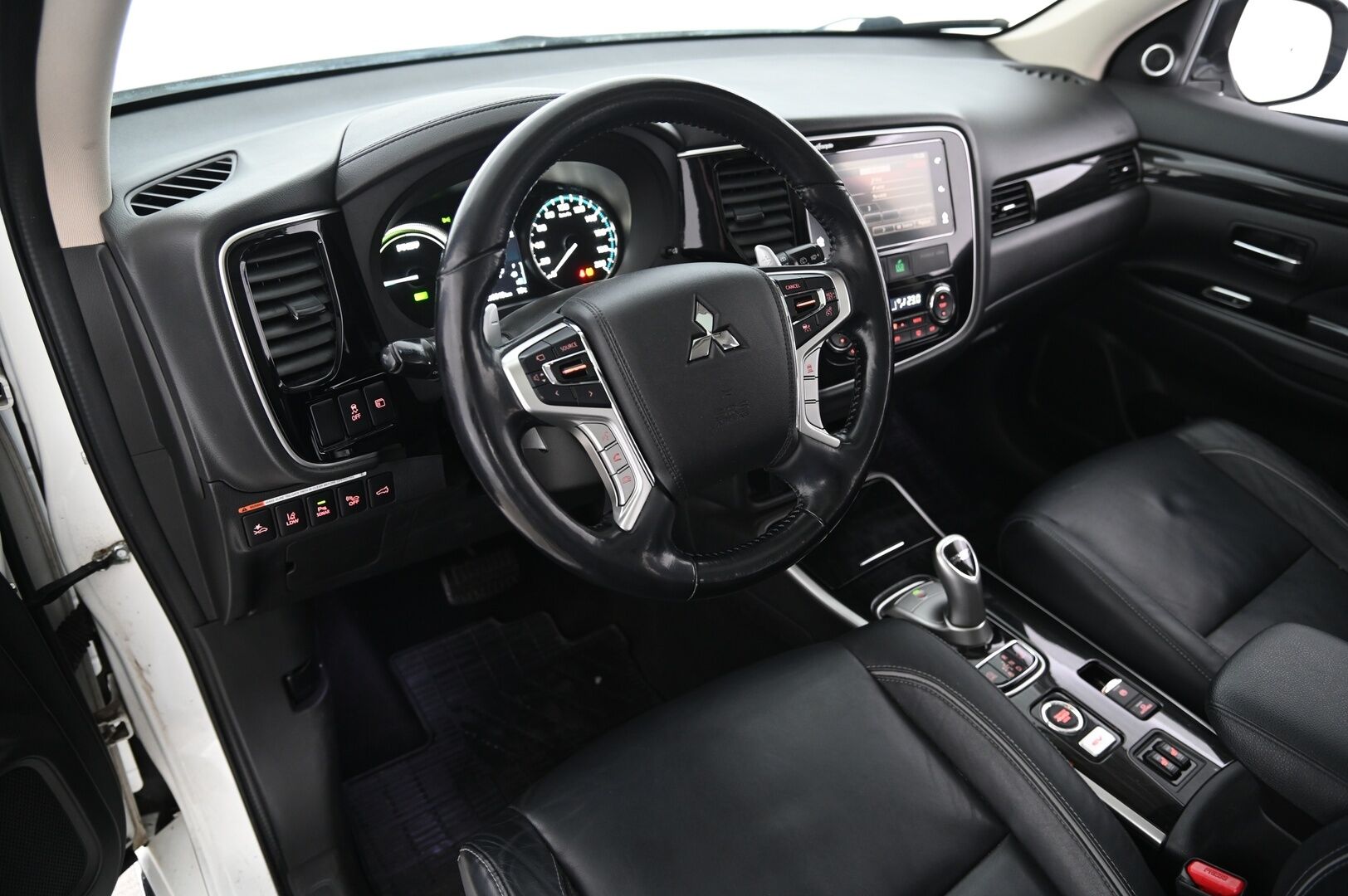 Mitsubishi Outlander 2017 Instyle Navi 4WD 5P*ACC / 360-kamera / Lasikattoluukku / Rockford* - *Vetokoukku / Ratinlämmitin / Blis*