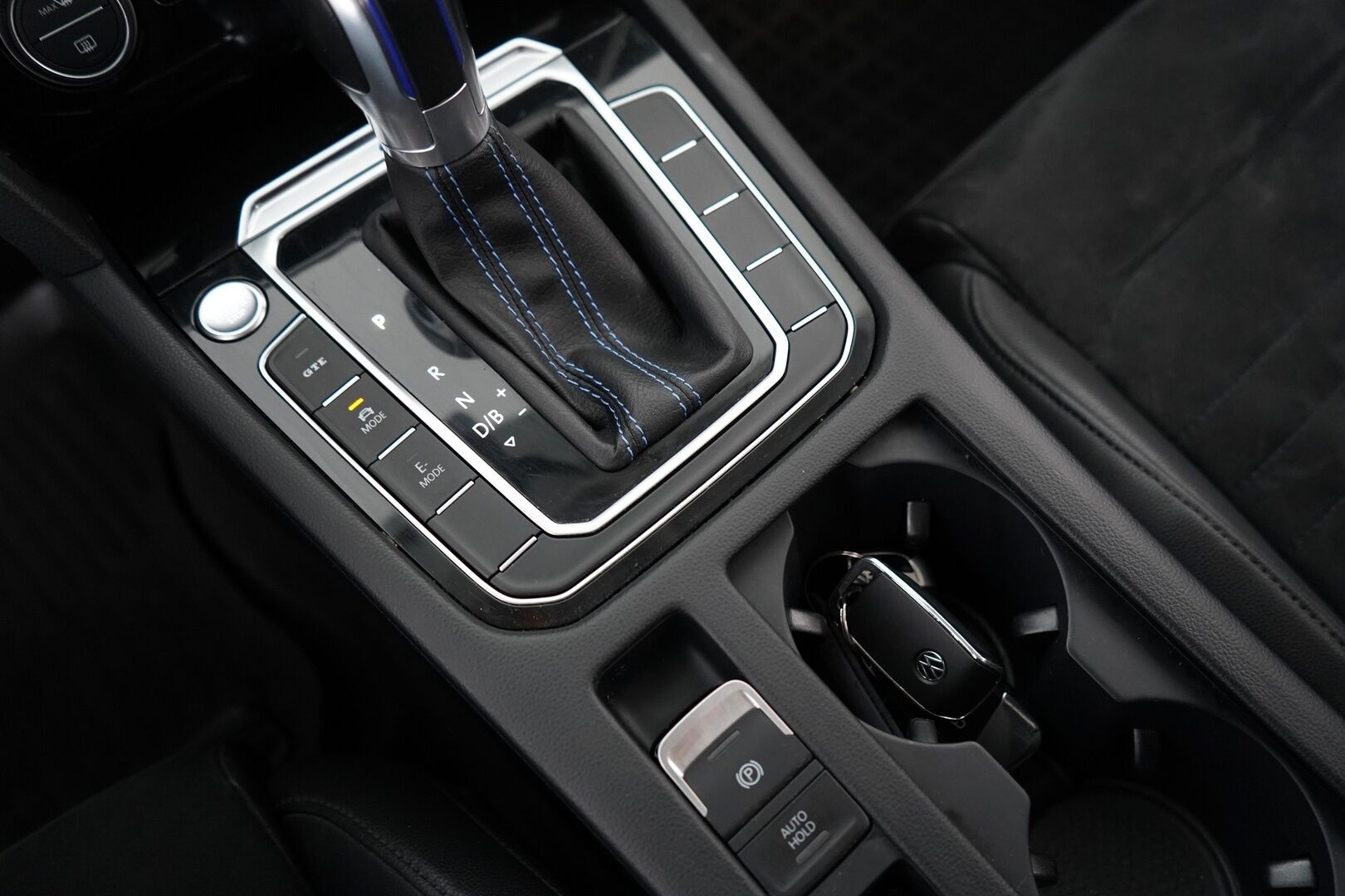 Volkswagen Passat 2018 Variant GTE  Plug-In Hybrid 160 kW DSG * ACC / Webasto / Vetokoukku / Nahka-alcantara / Peruutuskamera * - Akku kuntotarkastettu / 2x vanteet / Juuri katsastettu