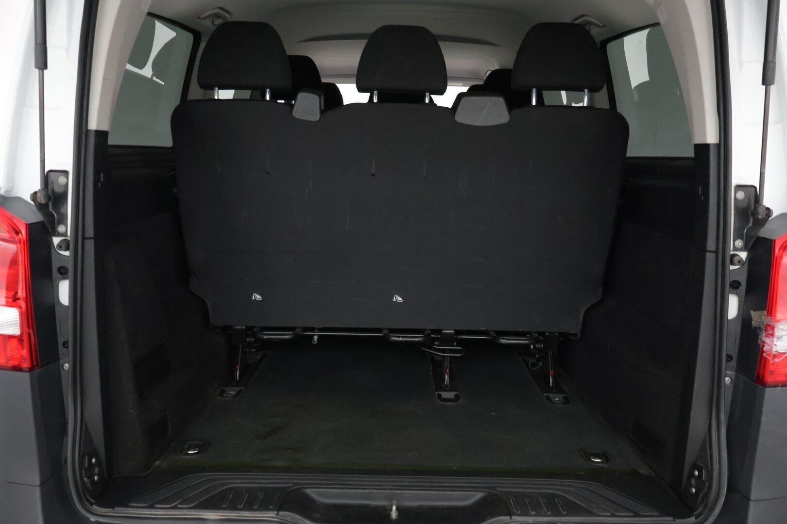 Mercedes-Benz VITO 2020 eVito Tourer 9-PAIKKAINEN B-kortilla ajettava - *Alv vähennyskelpoinen / 9-paikkaa / Tutkat* - HULLU BLACKWEEK KORKOTARJOUS 2,49%