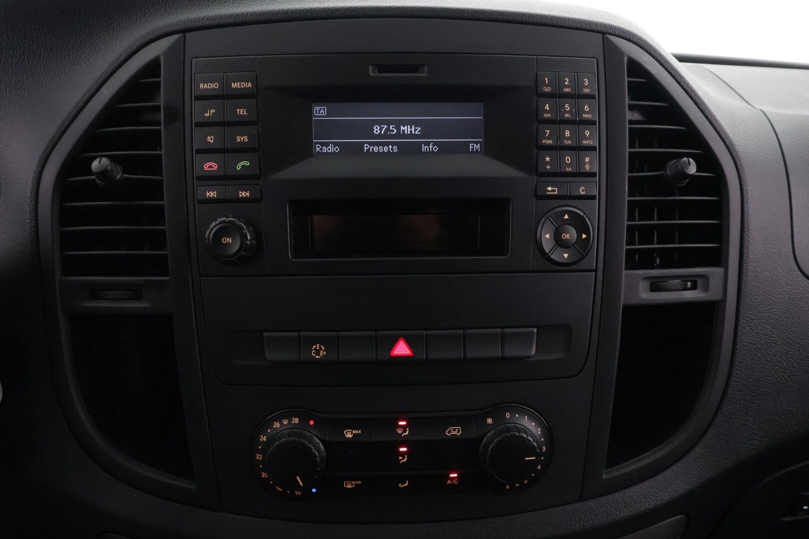 Mercedes-Benz VITO 2020 eVito Tourer 9-PAIKKAINEN B-kortilla ajettava - *Alv vähennyskelpoinen / 9-paikkaa / Tutkat* - HULLU BLACKWEEK KORKOTARJOUS 2,49%