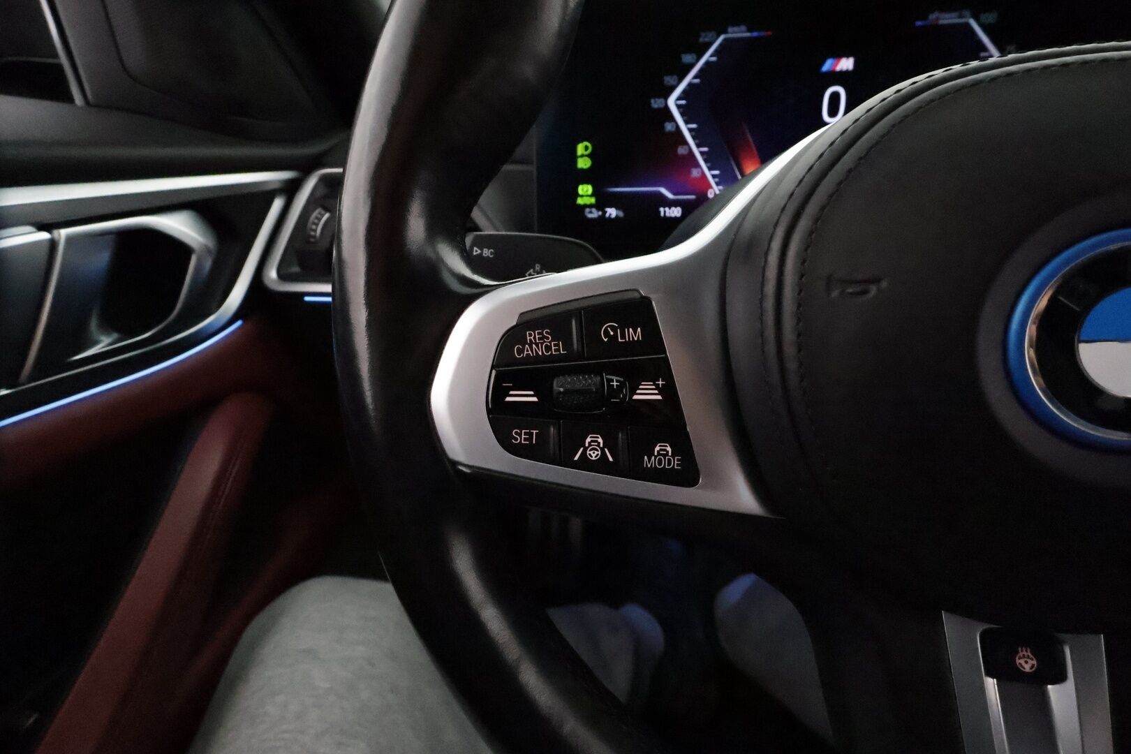 BMW i4 2022 eDrive40 Fully Charged M-Sport **ACC / Laser-LED / HiFi / Koukku / 360° / Sportpenkki Muistilla / Widescreen / HUD / Navi** - Akku kuntotarkastettu / Suomi-auto / 2x Latauskaapelit / Kahdet Renkaat / Merkkihuollettu! / **HUIPPU KAMOILLA**