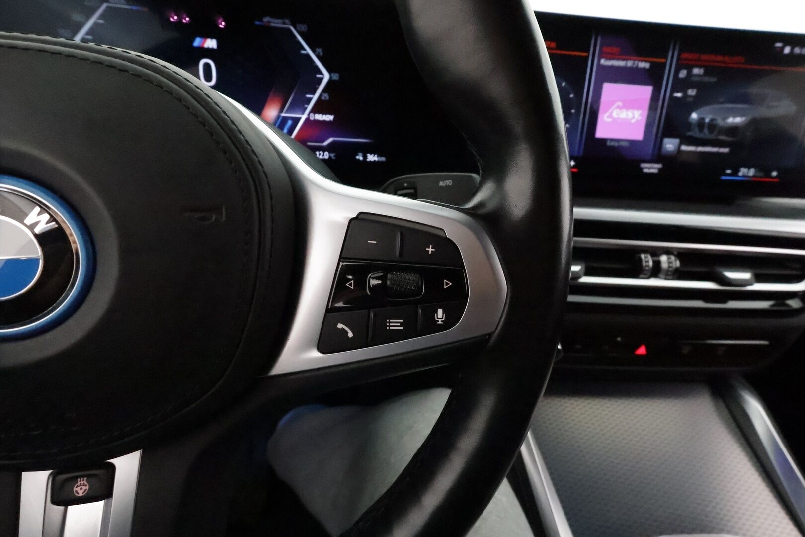 BMW i4 2022 eDrive40 Fully Charged M-Sport **ACC / Laser-LED / HiFi / Koukku / 360° / Sportpenkki Muistilla / Widescreen / HUD / Navi** - Akku kuntotarkastettu / Suomi-auto / 2x Latauskaapelit / Kahdet Renkaat / Merkkihuollettu! / **HUIPPU KAMOILLA**