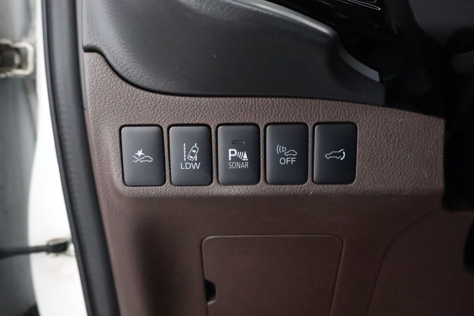 Mitsubishi OUTLANDER PHEV 2016 Instyle Business 4WD 5P - Adapt.Vakkari / 360-Kamera / Vetokoukku / Nahkasisusta / LED / KeylessGo / Navi / Juuri tullut Tampereelle!
