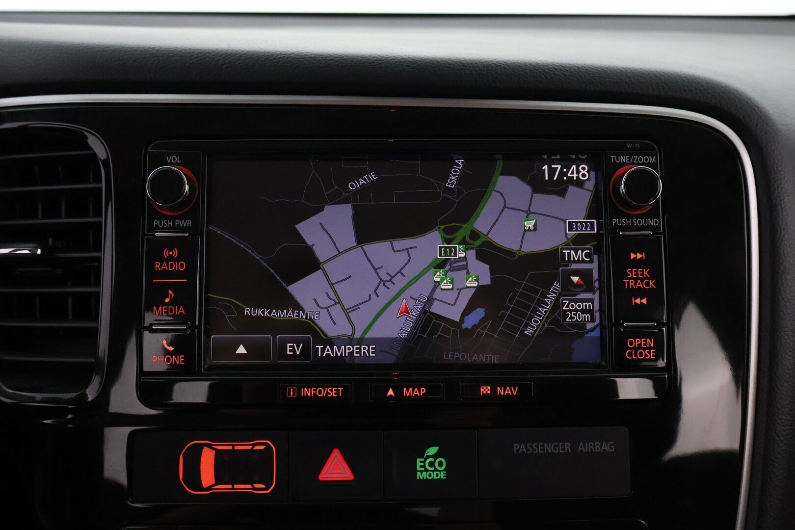 Mitsubishi OUTLANDER PHEV 2016 Instyle Business 4WD 5P - Adapt.Vakkari / 360-Kamera / Vetokoukku / Nahkasisusta / LED / KeylessGo / Navi / Juuri tullut Tampereelle!