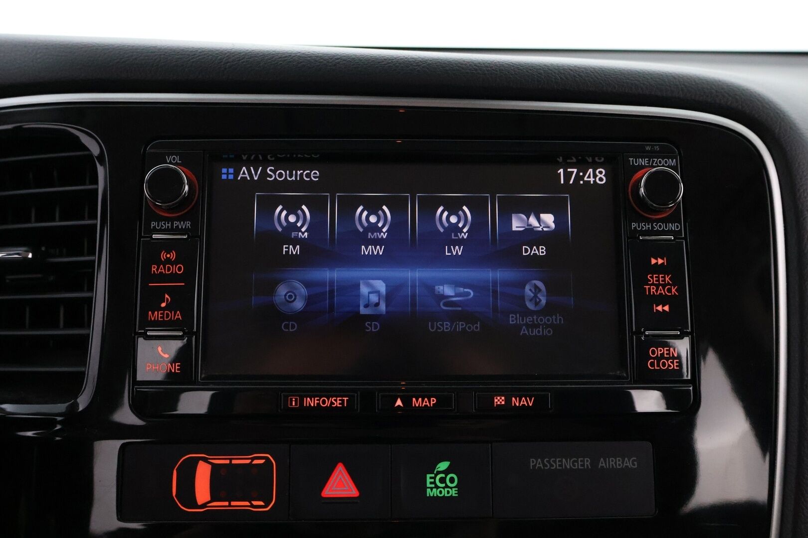 Mitsubishi OUTLANDER PHEV 2016 Instyle Business 4WD 5P - Adapt.Vakkari / 360-Kamera / Vetokoukku / Nahkasisusta / LED / KeylessGo / Navi / Juuri tullut Tampereelle!