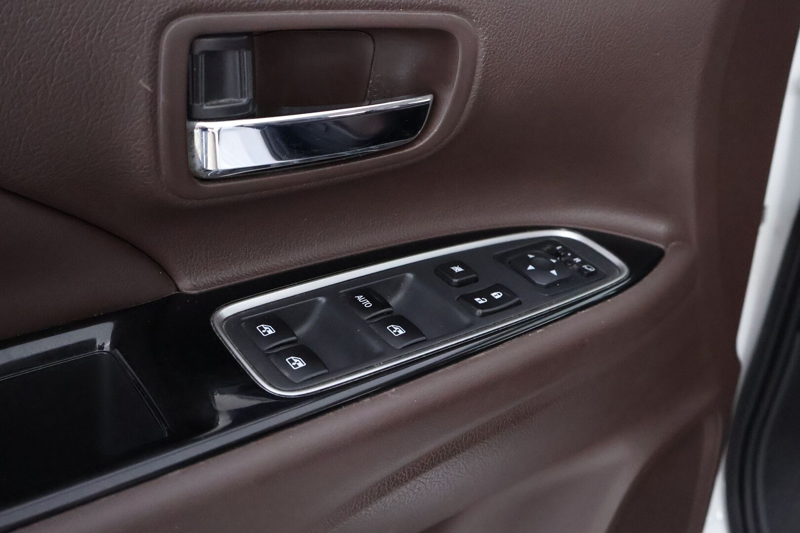 Mitsubishi OUTLANDER PHEV 2016 Instyle Business 4WD 5P - Adapt.Vakkari / 360-Kamera / Vetokoukku / Nahkasisusta / LED / KeylessGo / Navi / Juuri tullut Tampereelle!
