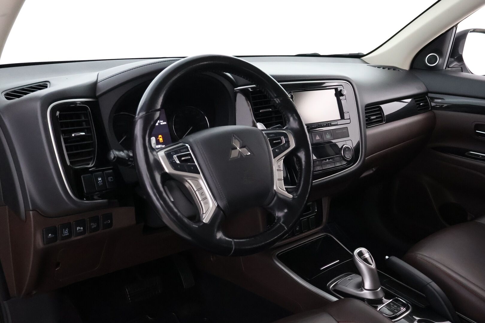 Mitsubishi OUTLANDER PHEV 2016 Instyle Business 4WD 5P - Adapt.Vakkari / 360-Kamera / Vetokoukku / Nahkasisusta / LED / KeylessGo / Navi / Juuri tullut Tampereelle!
