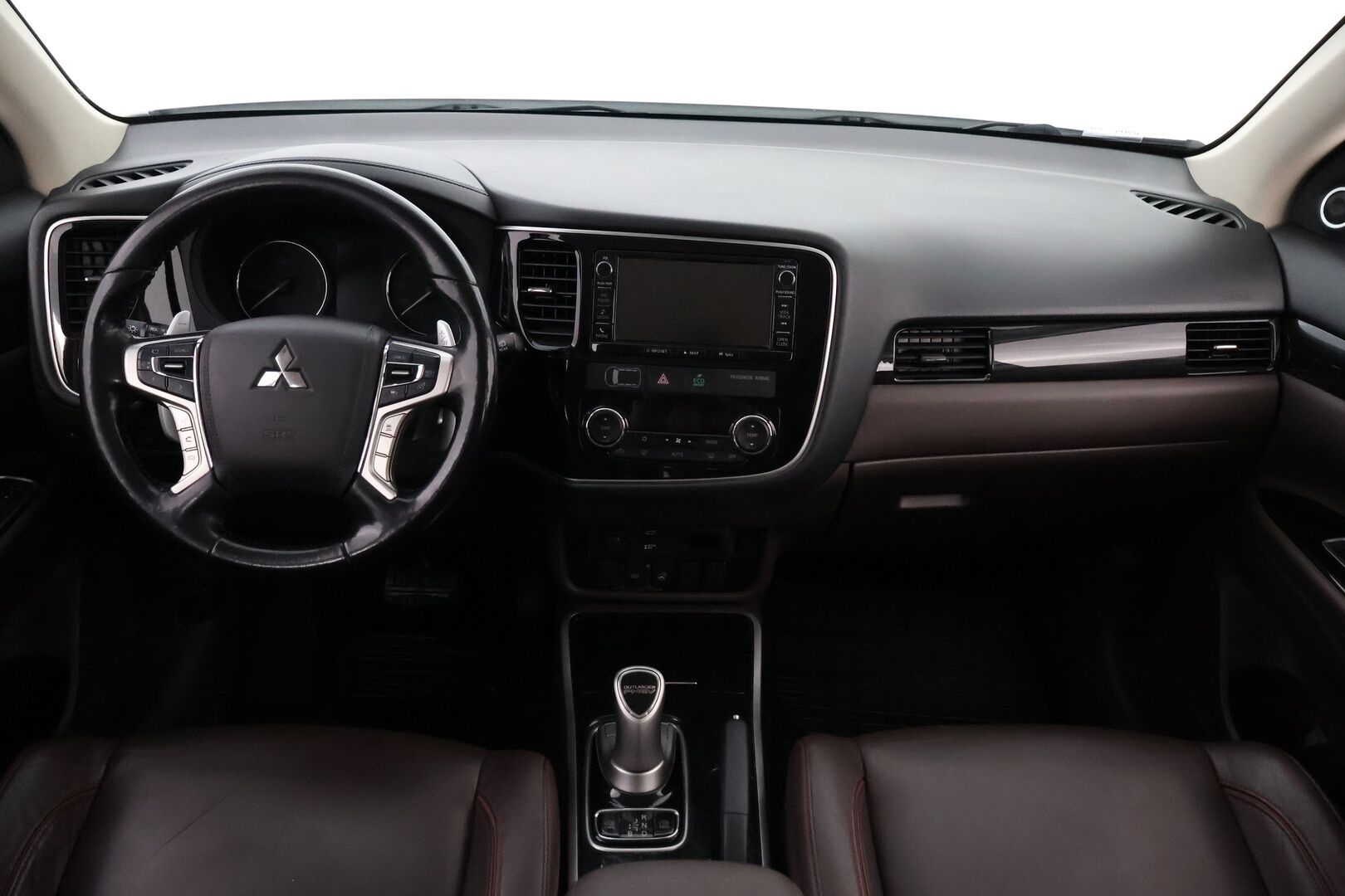 Mitsubishi OUTLANDER PHEV 2016 Instyle Business 4WD 5P - Adapt.Vakkari / 360-Kamera / Vetokoukku / Nahkasisusta / LED / KeylessGo / Navi / Juuri tullut Tampereelle!