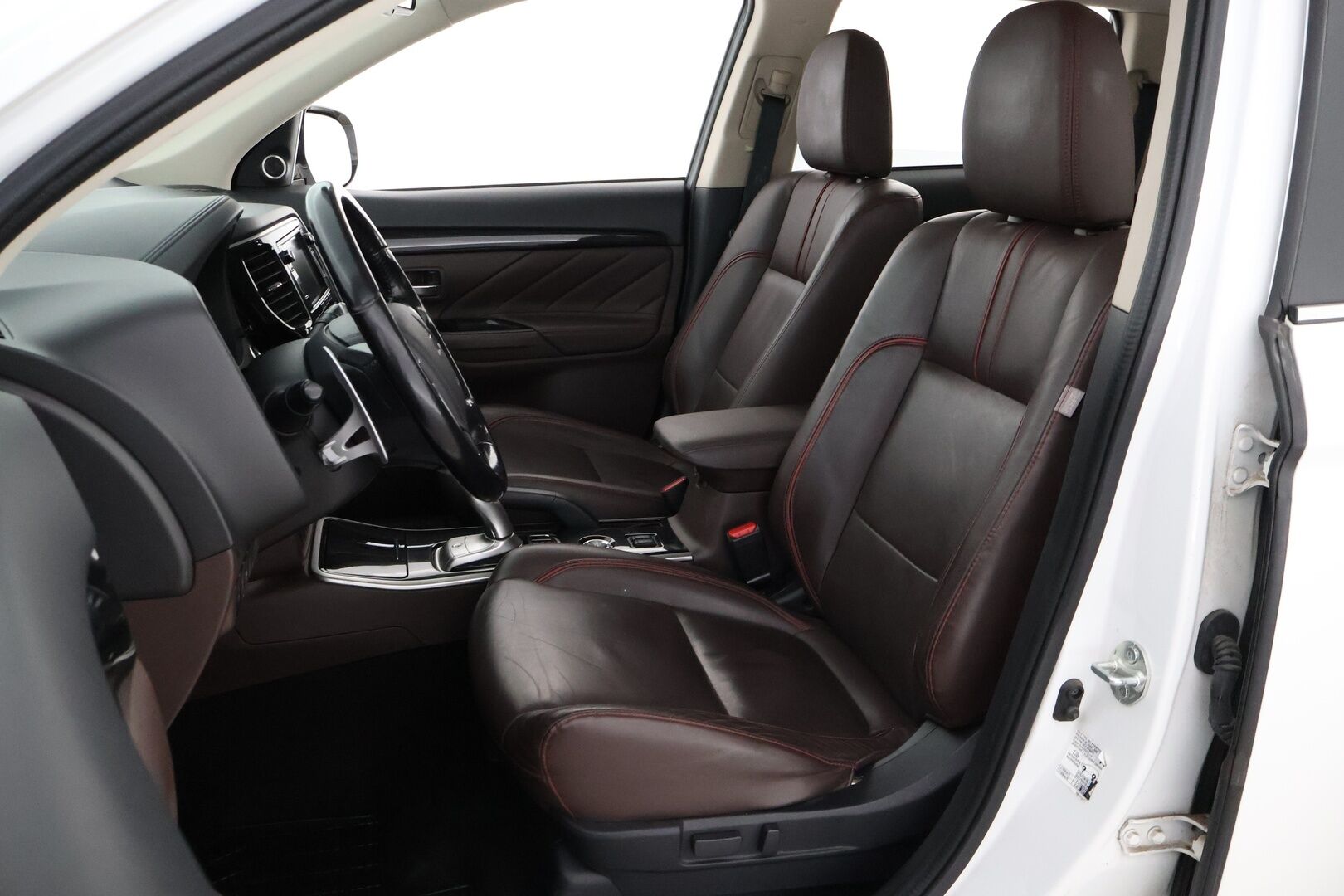 Mitsubishi OUTLANDER PHEV 2016 Instyle Business 4WD 5P - Adapt.Vakkari / 360-Kamera / Vetokoukku / Nahkasisusta / LED / KeylessGo / Navi / Juuri tullut Tampereelle!